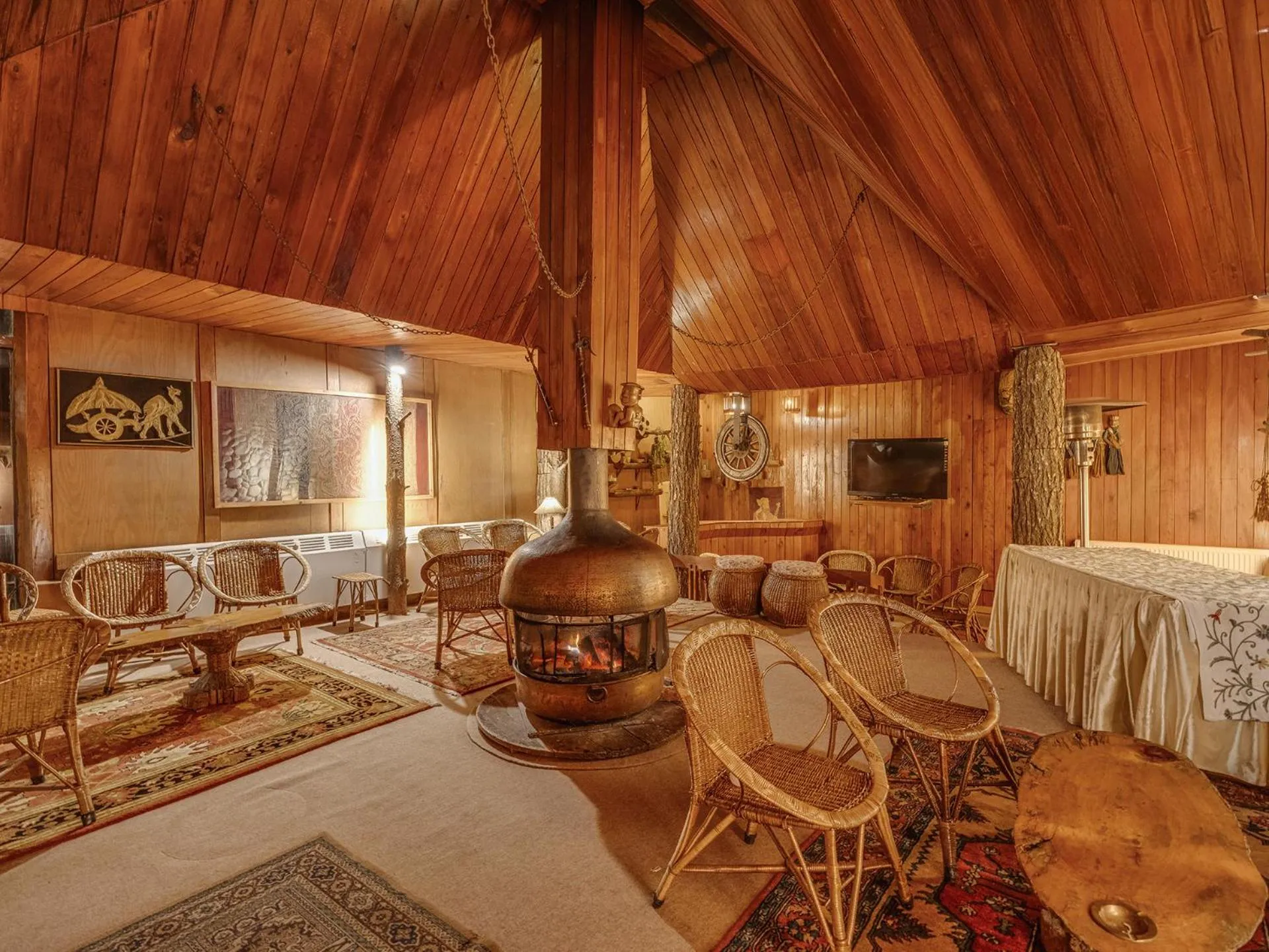 Restaurant/places to eat, Bed in Pahalgam Hotel