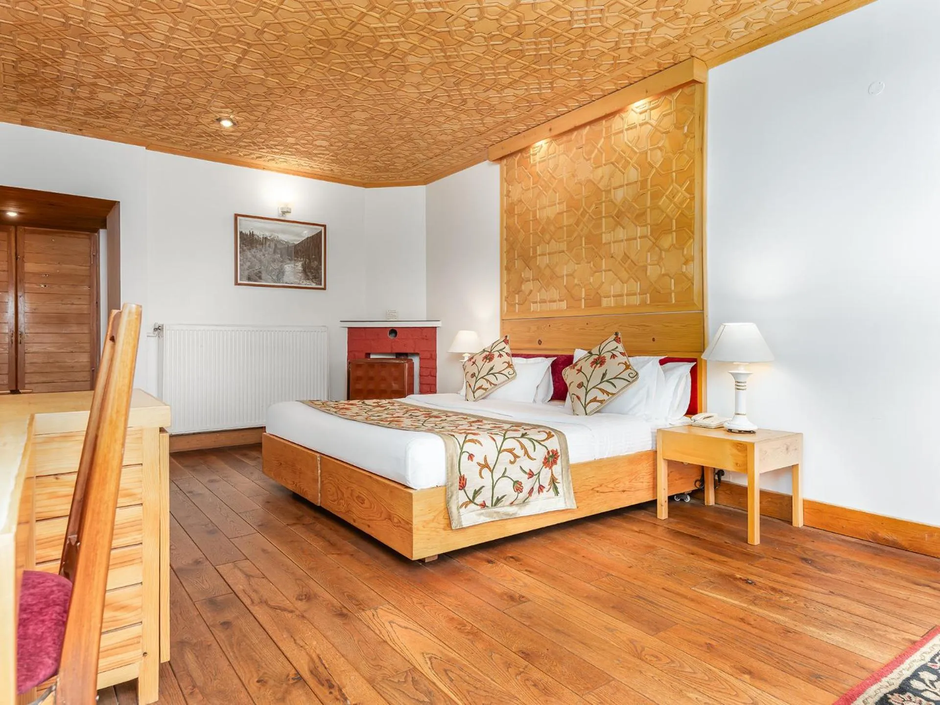 Bedroom, Bed in Pahalgam Hotel