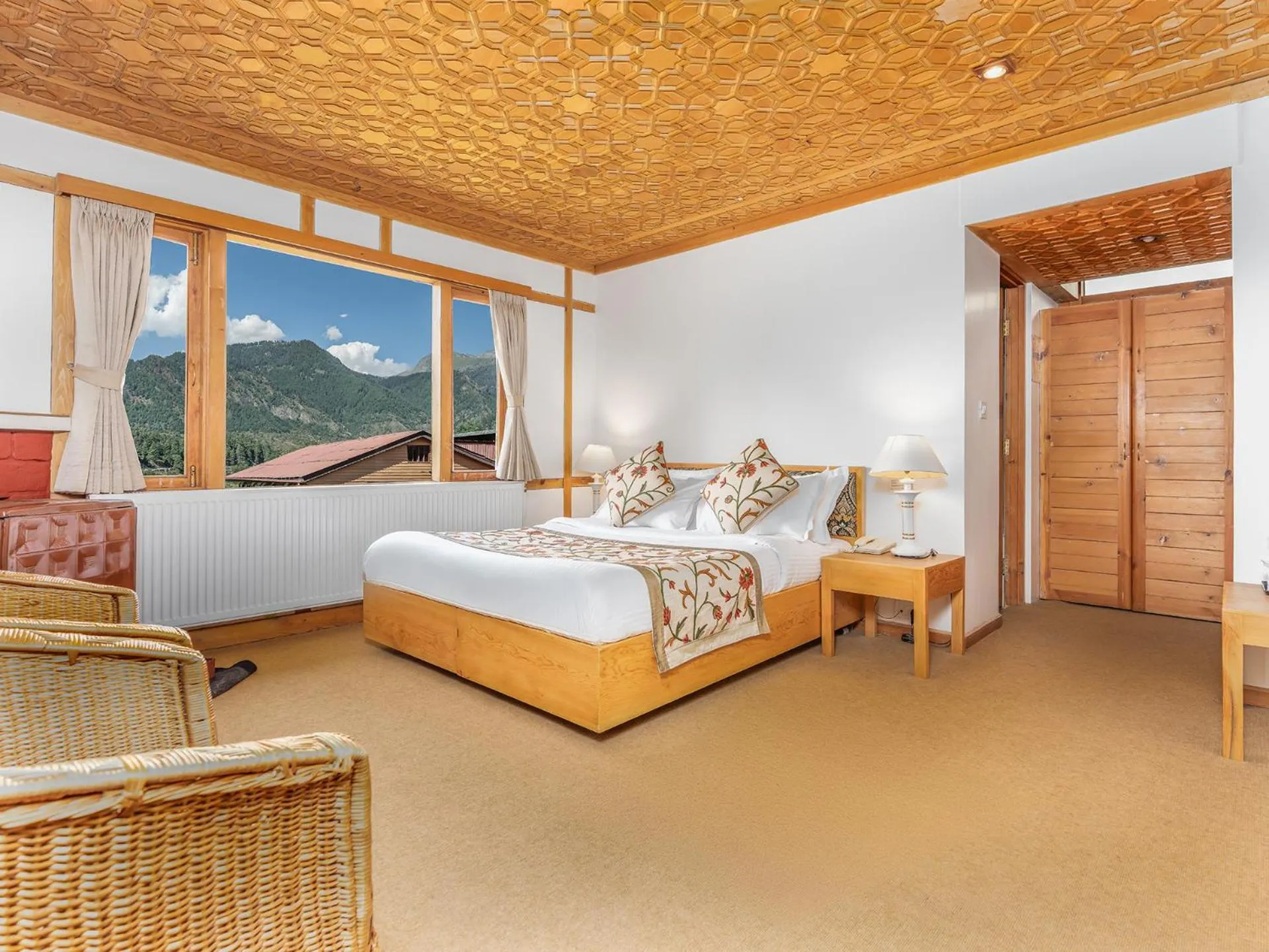 Bedroom, Bed in Pahalgam Hotel