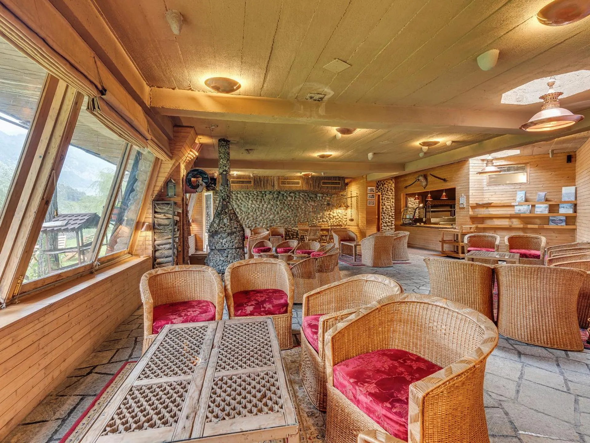 Lounge or bar in Pahalgam Hotel