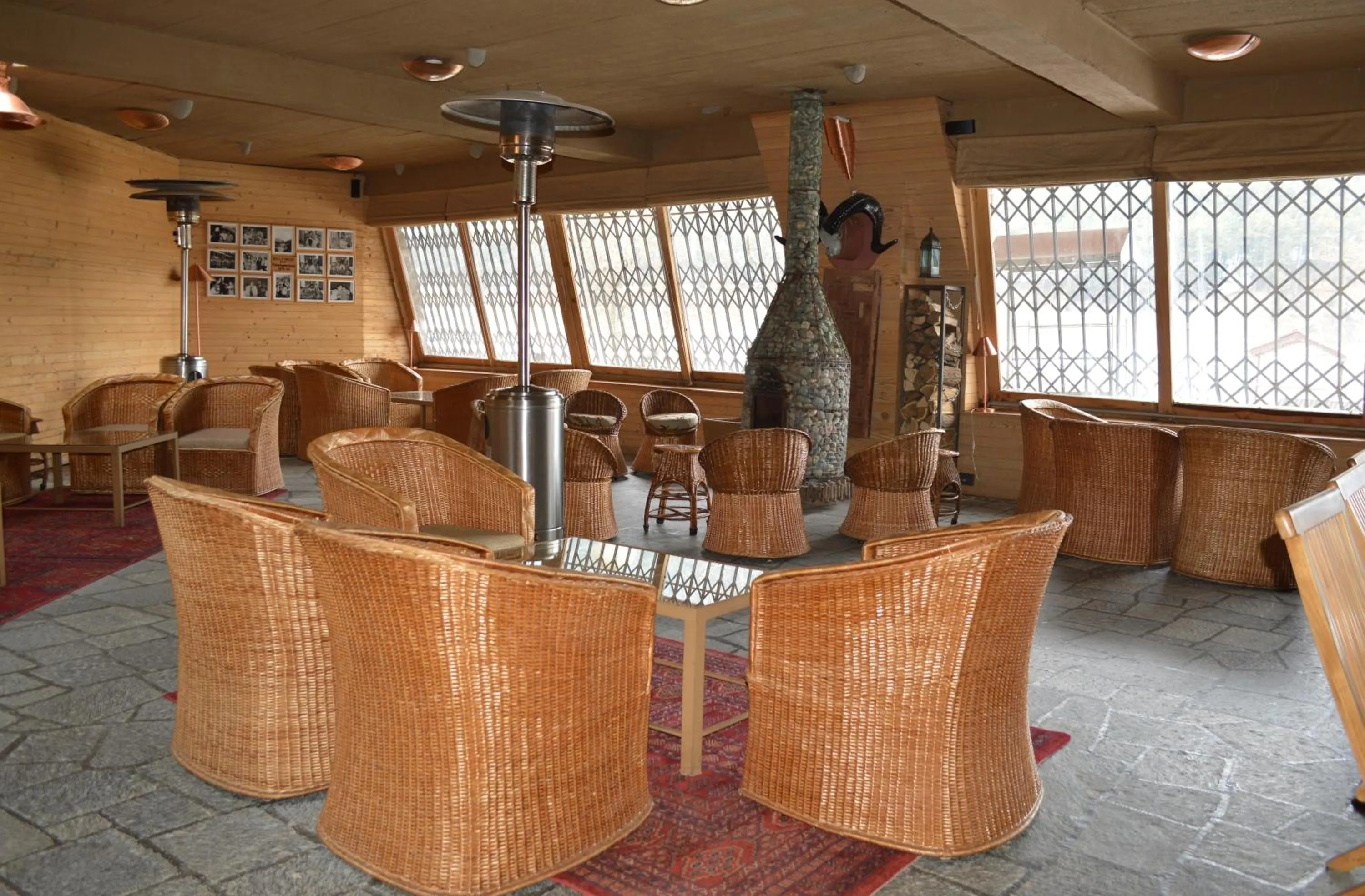 Lounge or bar in Pahalgam Hotel