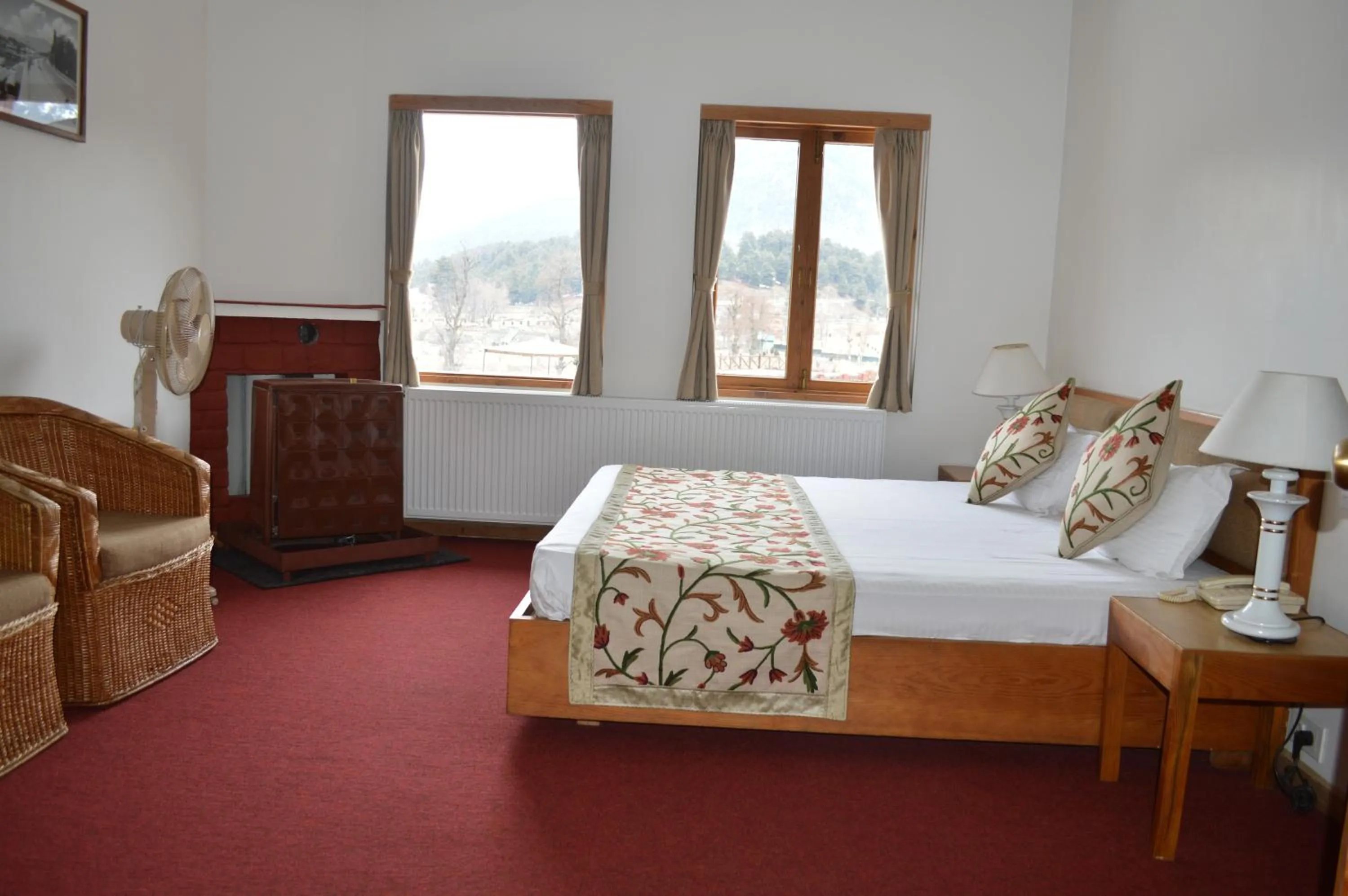 Photo of the whole room, Bed in Pahalgam Hotel