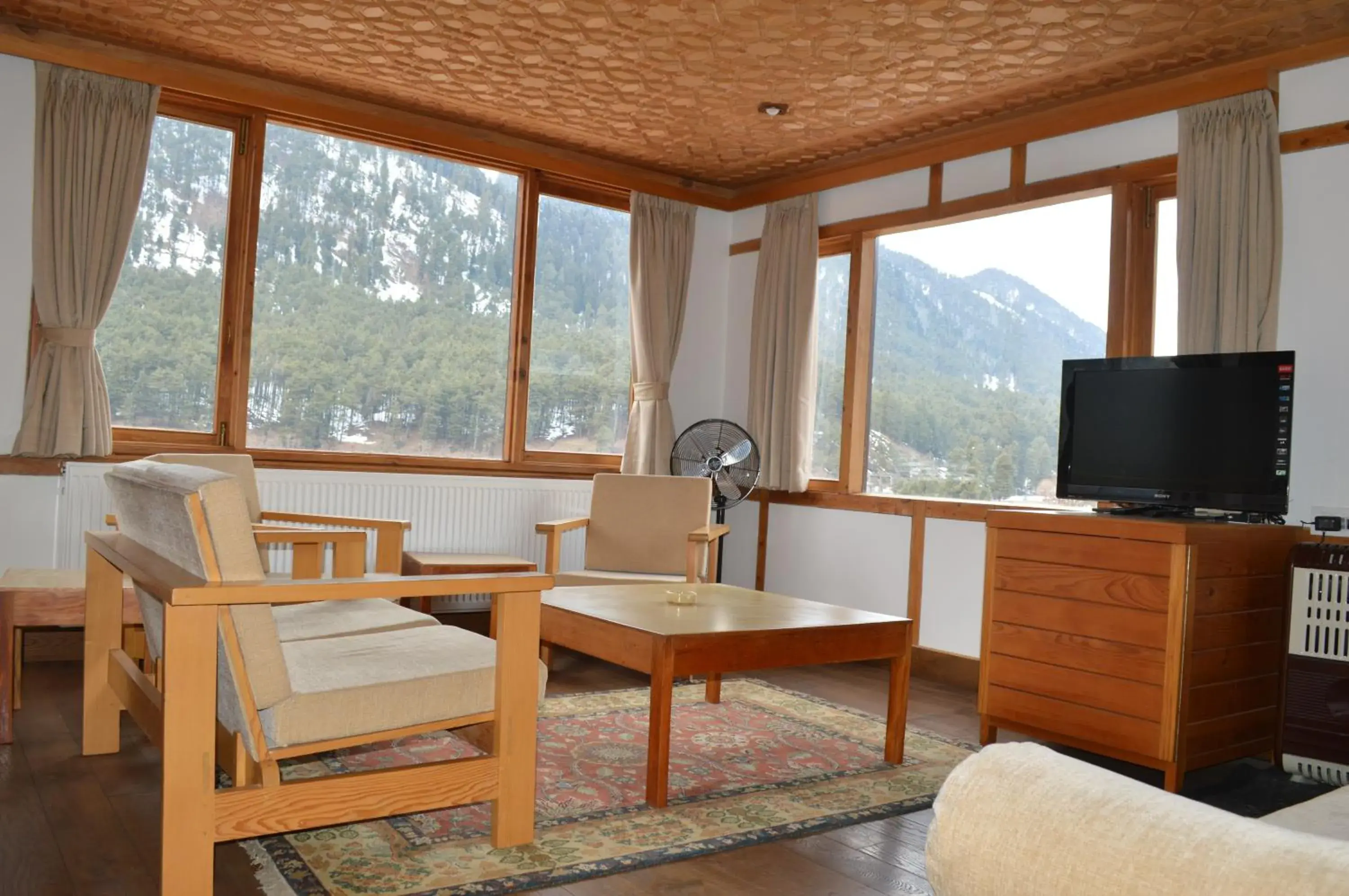 Living room in Pahalgam Hotel Living room in Pahalgam Hotel