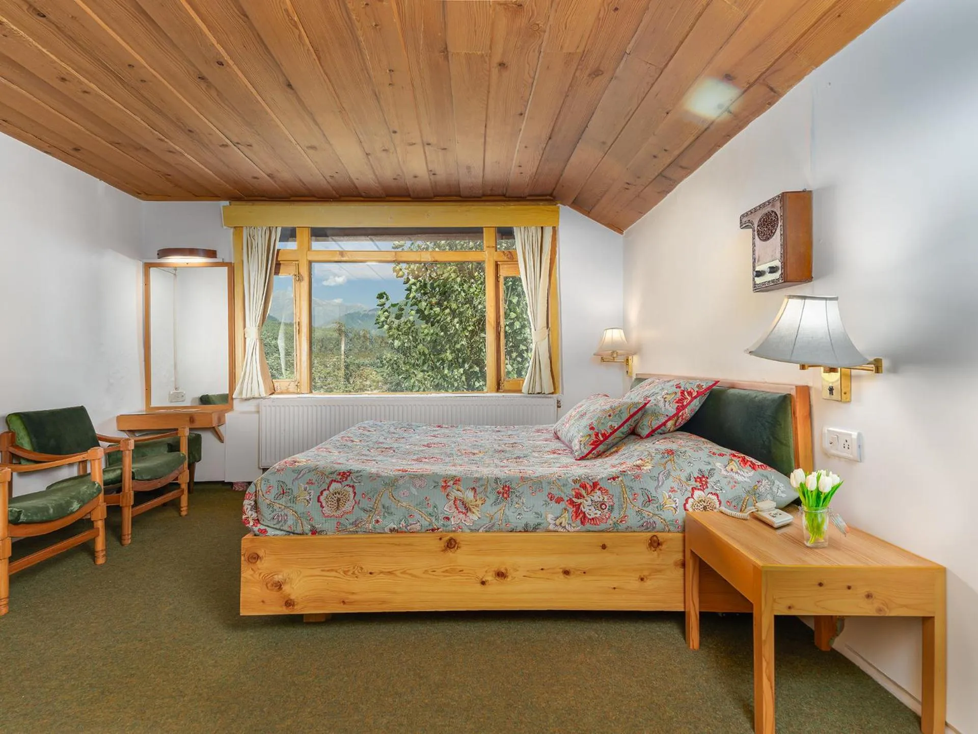 Bed in Pahalgam Hotel