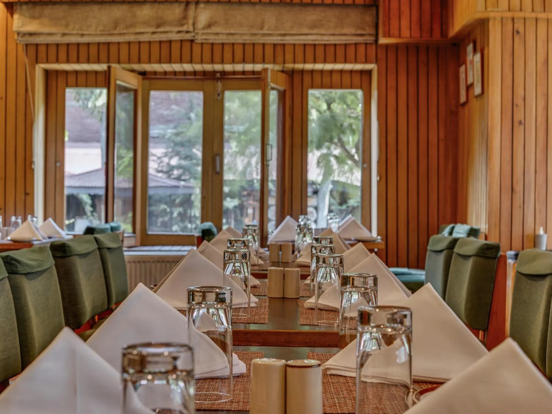 Restaurant/places to eat in Pahalgam Hotel