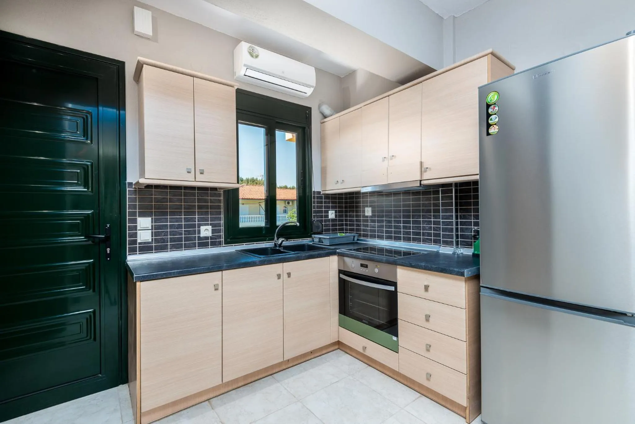 Kitchen or kitchenette in Toroni Blue