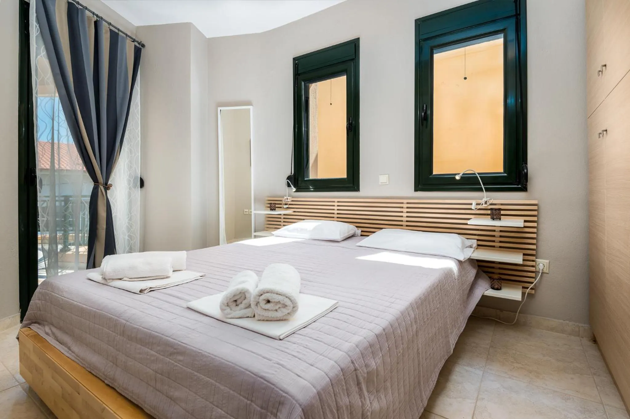 Bedroom, Bed in Toroni Blue