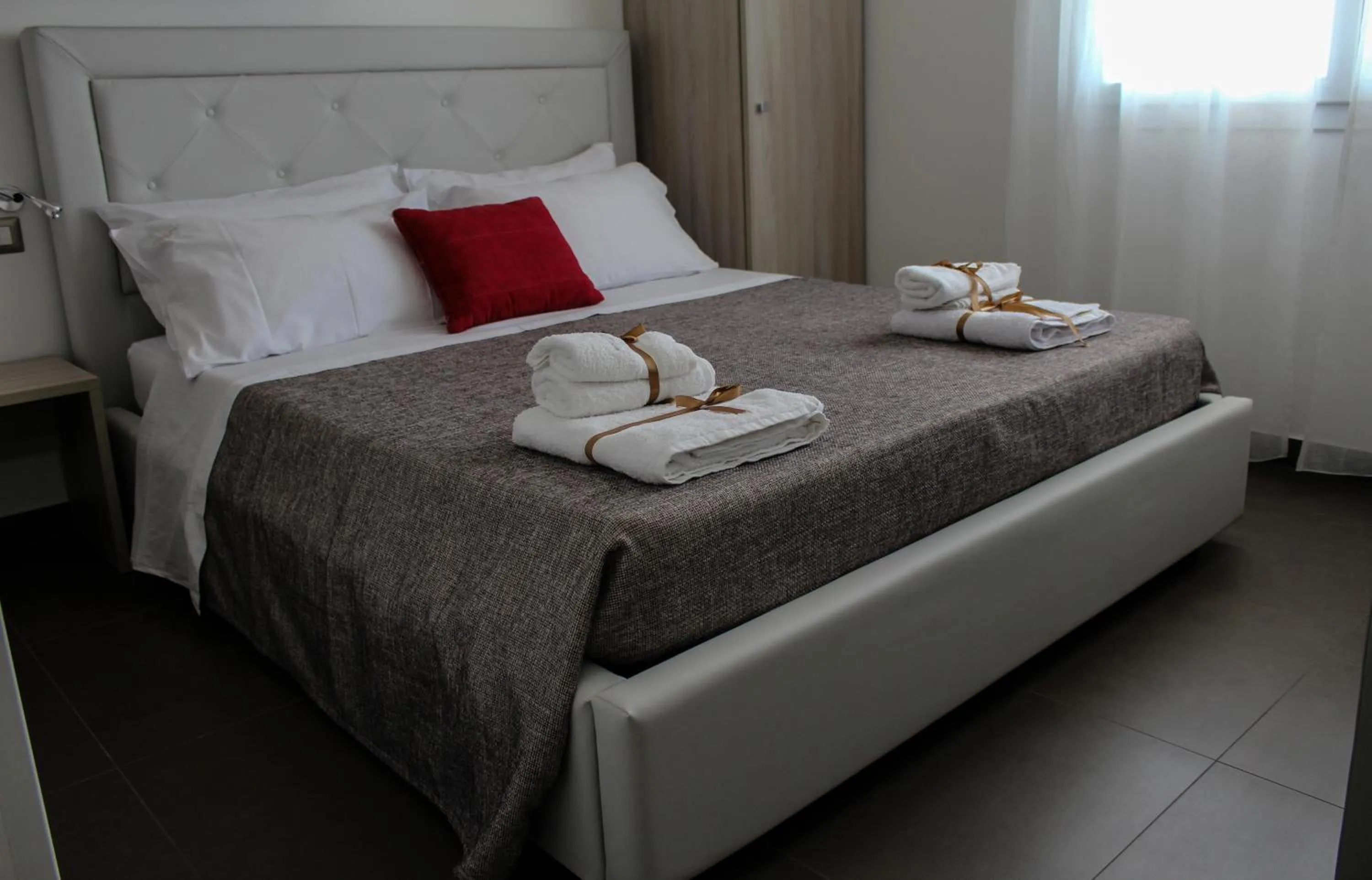 Photo of the whole room, Bed in Spuma di mare