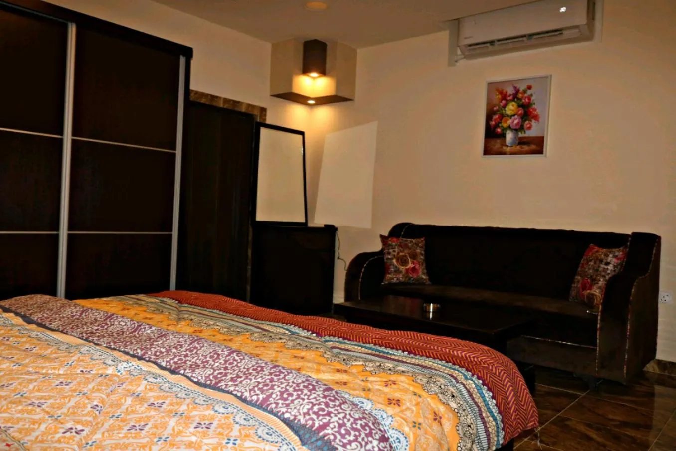 Decorative detail, Bed in Al Riyati Hotel Apartments