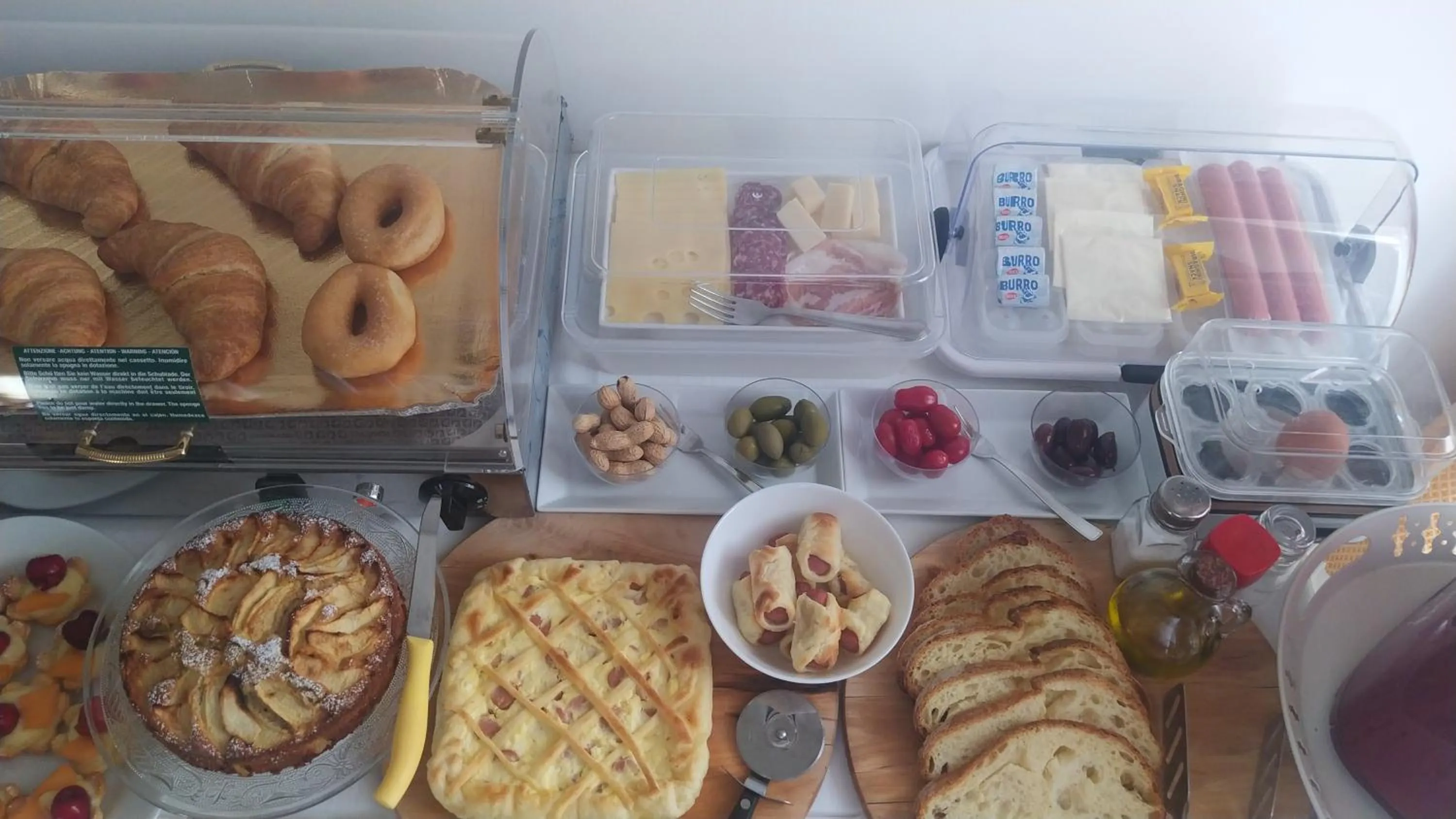 Food and drinks in DONNA LUCREZIA b&b Boutique Hotel Style - Relax & Business stay