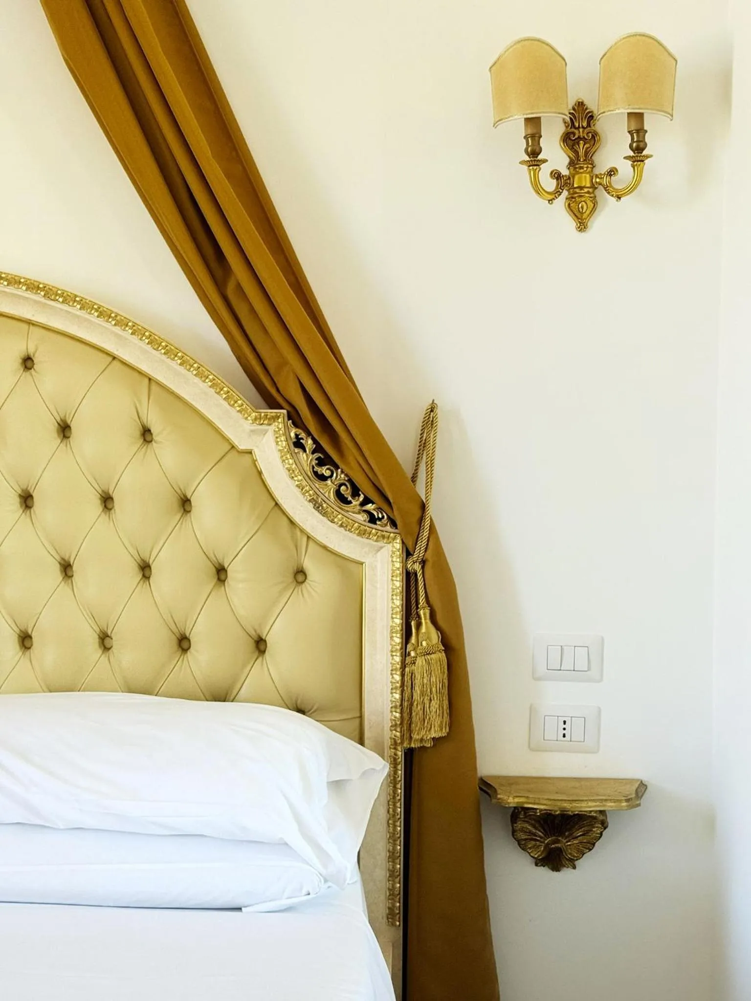 Bed in DONNA LUCREZIA b&b Boutique Hotel Style - Relax & Business stay