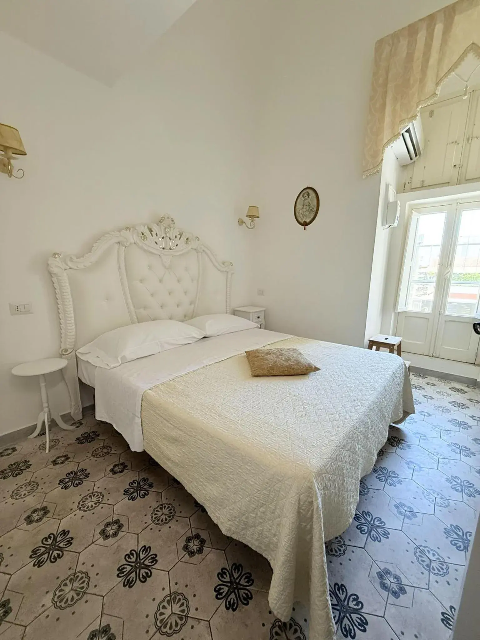 Small Double Room in DONNA LUCREZIA b&b Boutique Hotel Style - Business & Relax Small Double Room in DONNA LUCREZIA b&b Boutique Hotel Style - Business & Relax