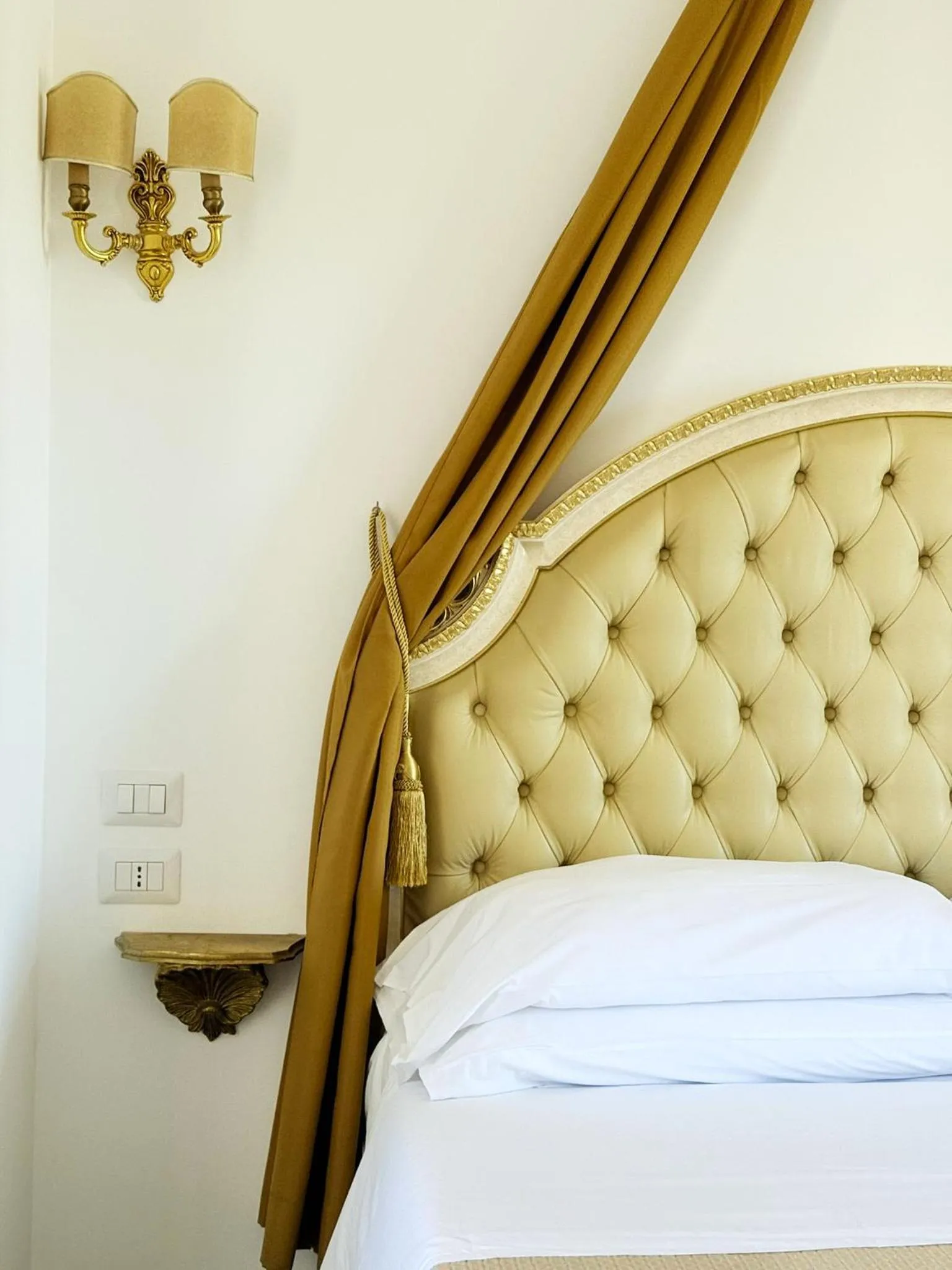 Bed in DONNA LUCREZIA b&b Boutique Hotel Style - Relax & Business stay