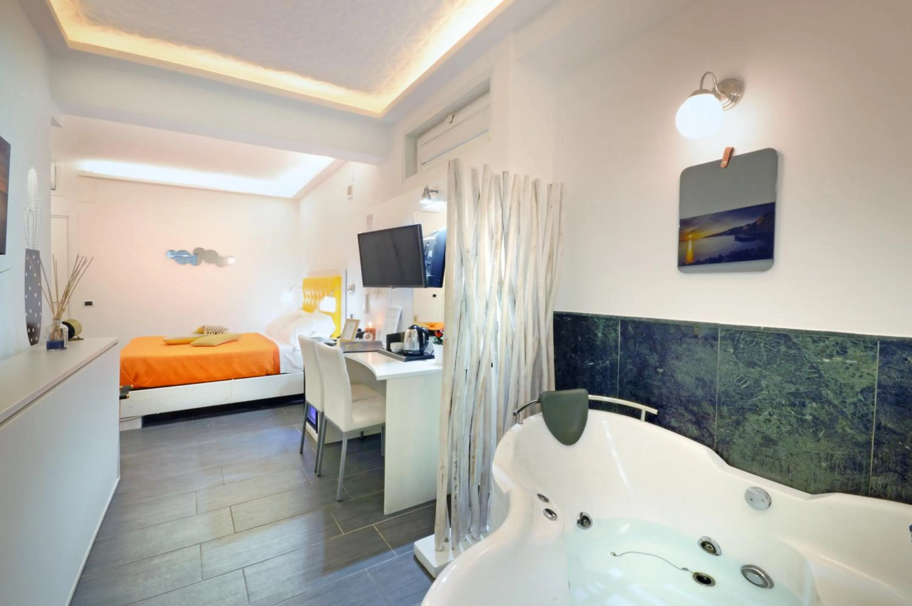 TV and multimedia, Bed in B&B Sorrento Central