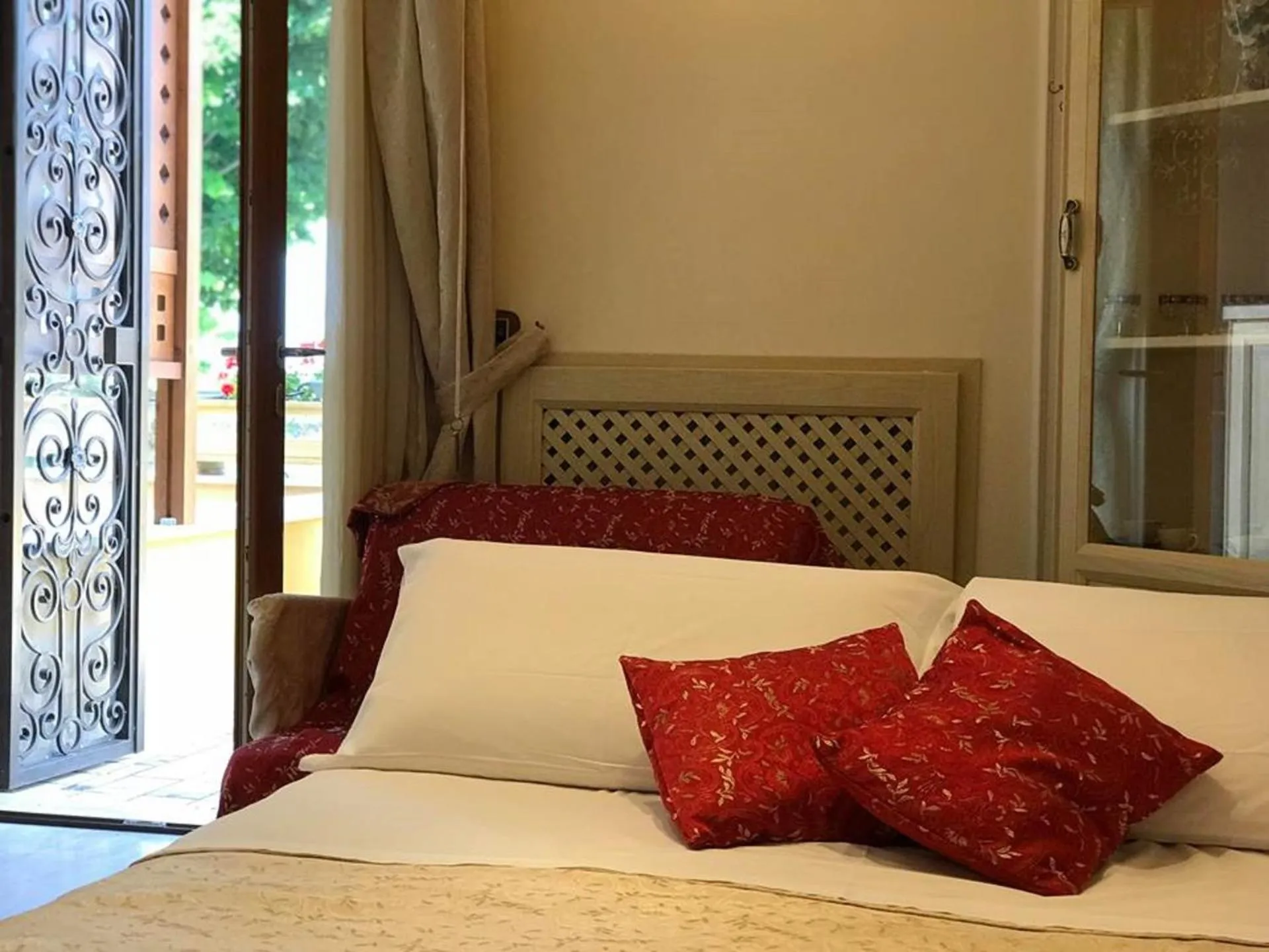 Communal lounge/ TV room, Bed in B&B Sorrento Central