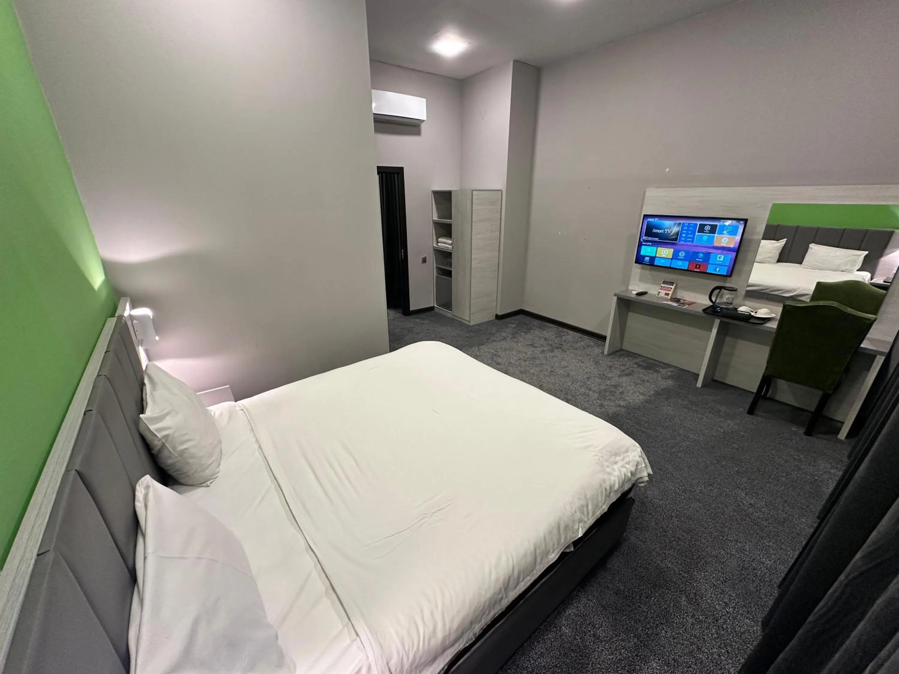 TV and multimedia, Bed in Istanbul Gold Hotel Baku