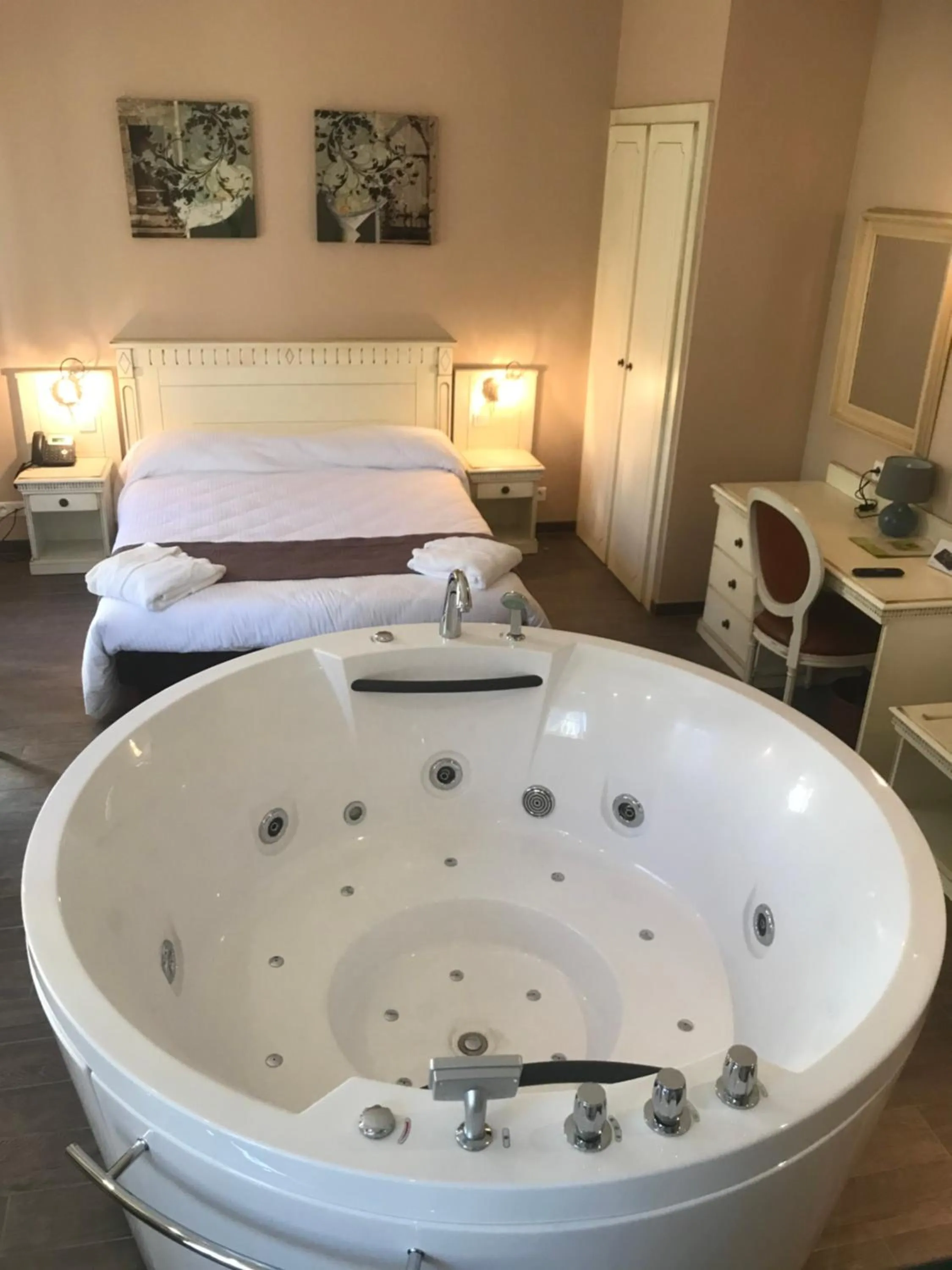 Bed in Logis Hôtel restaurant Les Minotiers