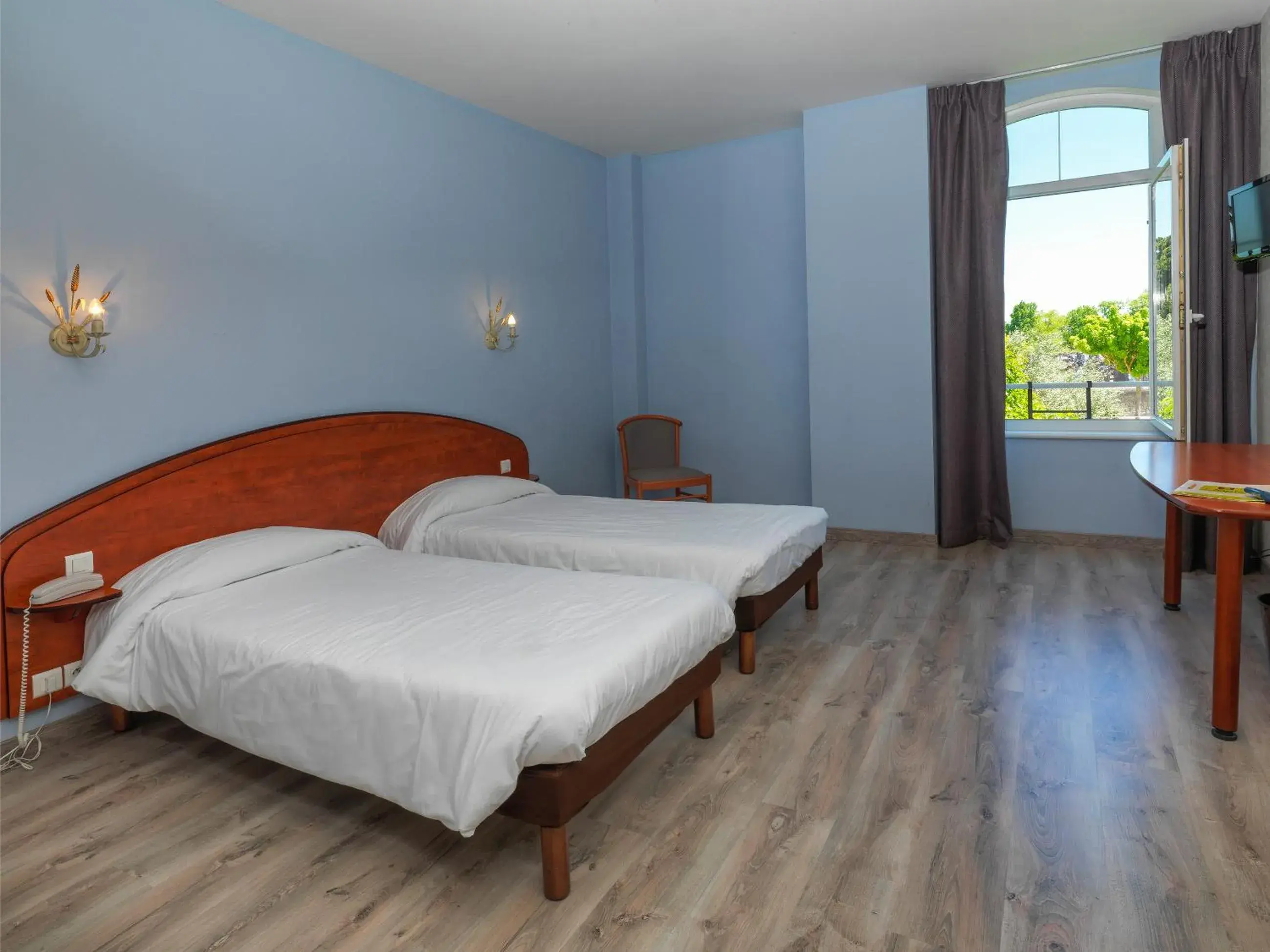 Bed in Logis Hôtel restaurant Les Minotiers Bed in Logis Hôtel restaurant Les Minotiers