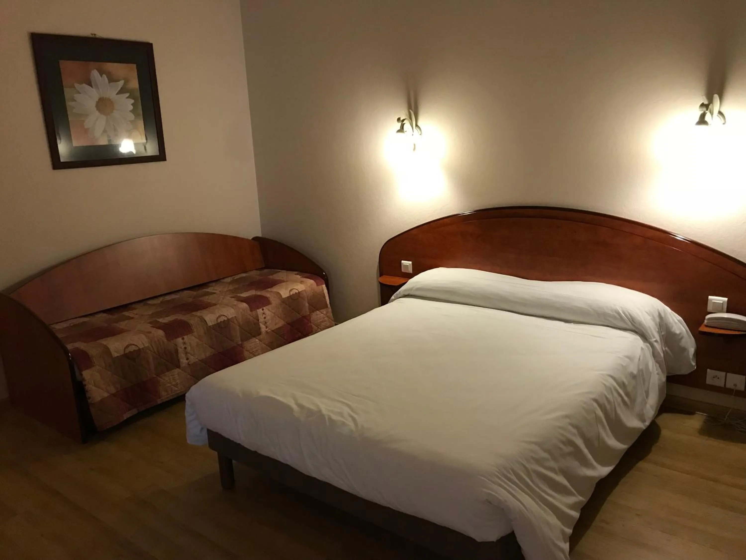 Photo of the whole room, Bed in Logis Hôtel restaurant Les Minotiers