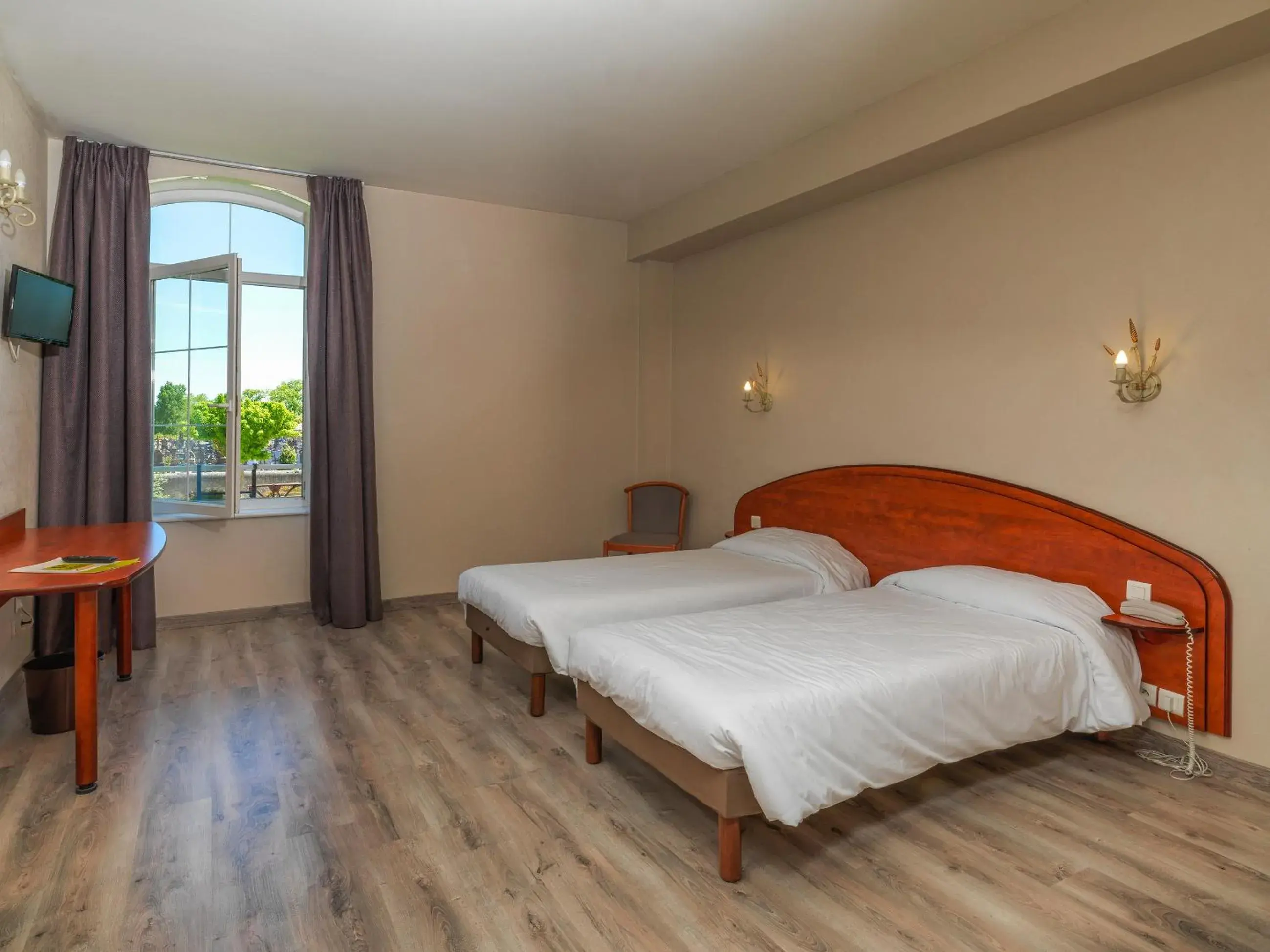 Bed in Logis Hôtel restaurant Les Minotiers Bed in Logis Hôtel restaurant Les Minotiers