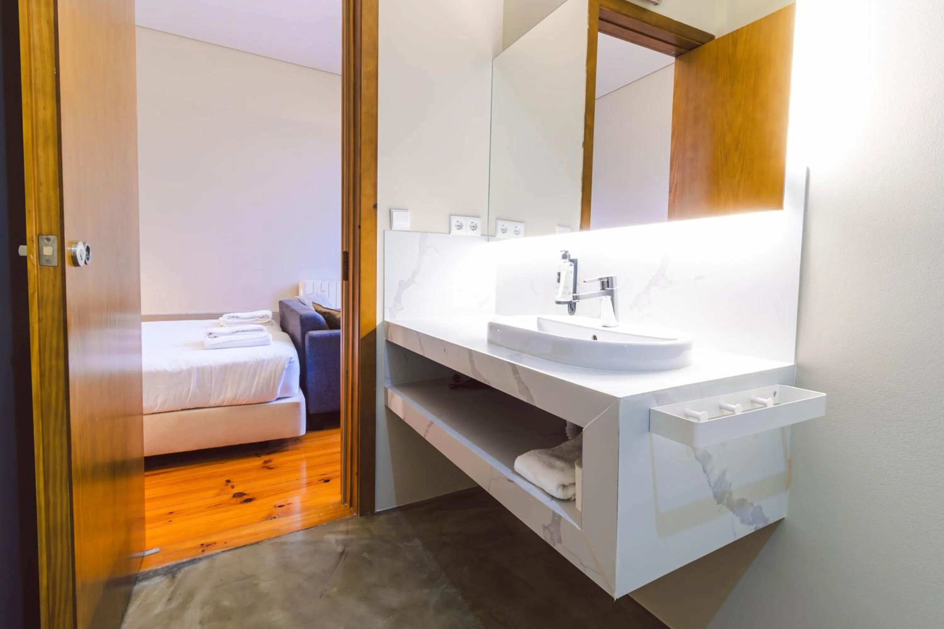 Bathroom, Bed in ORM - Bolhao Apartments