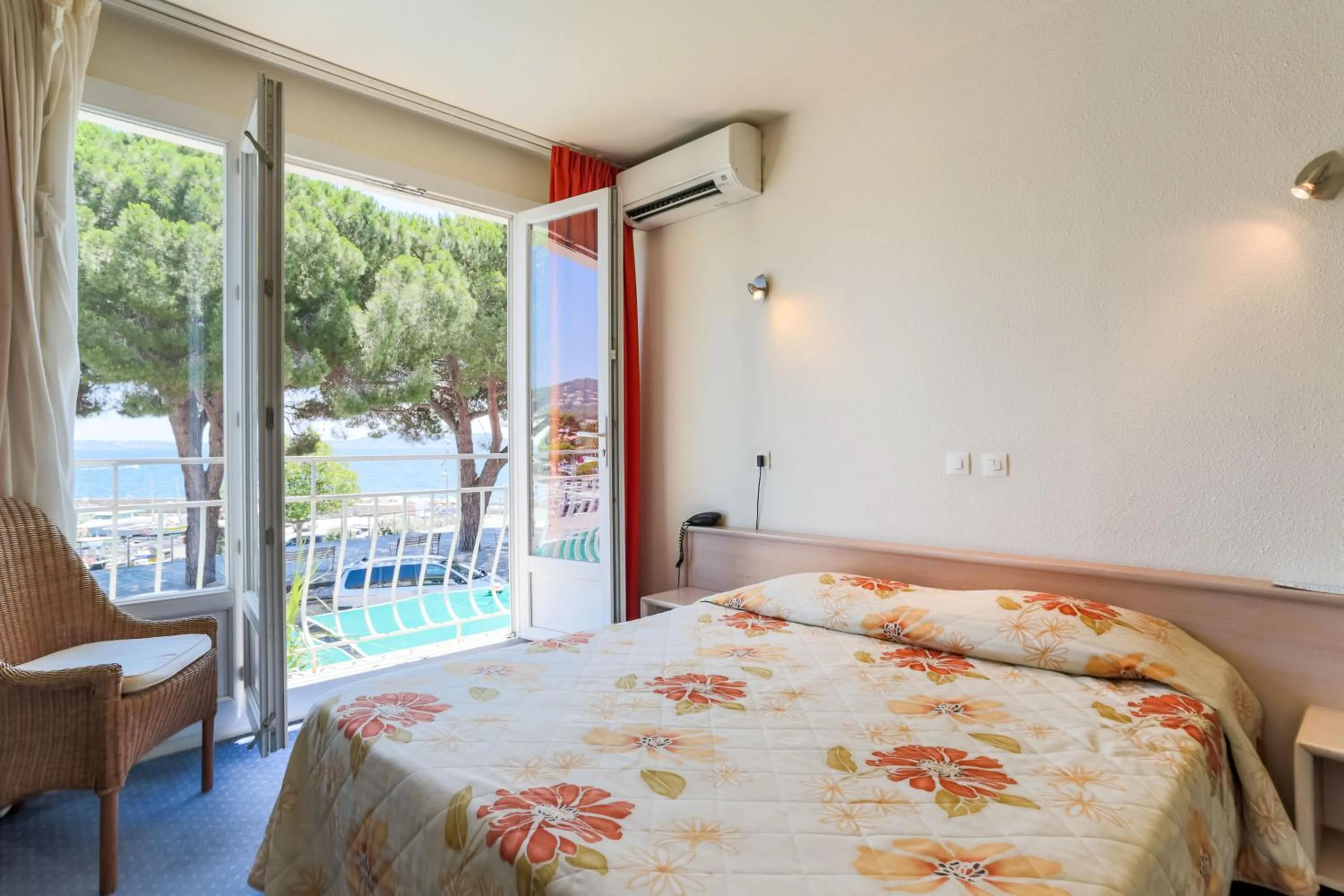 Photo of the whole room, Bed in Hôtel Le Richiardi