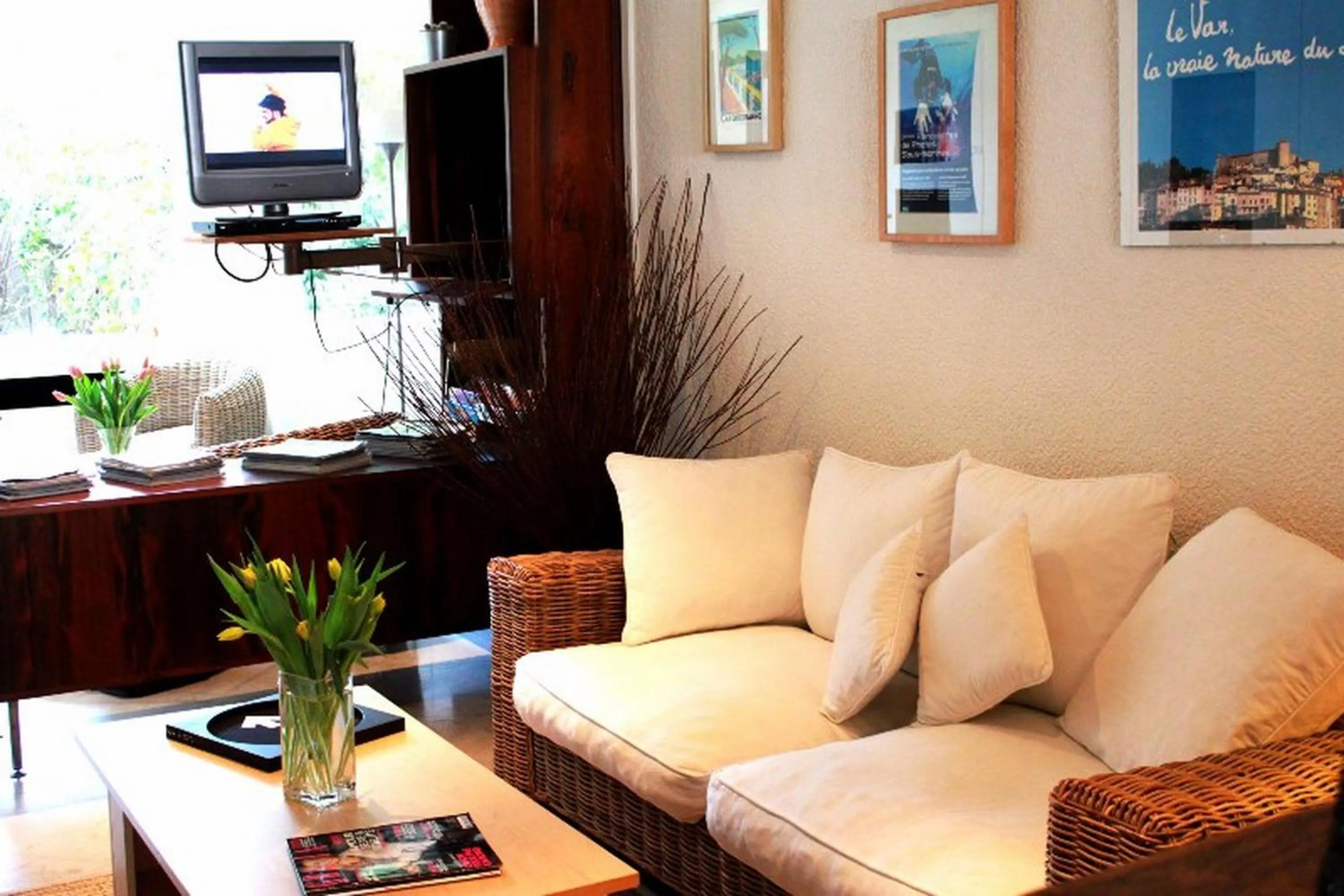 Communal lounge/ TV room in Hôtel Le Richiardi