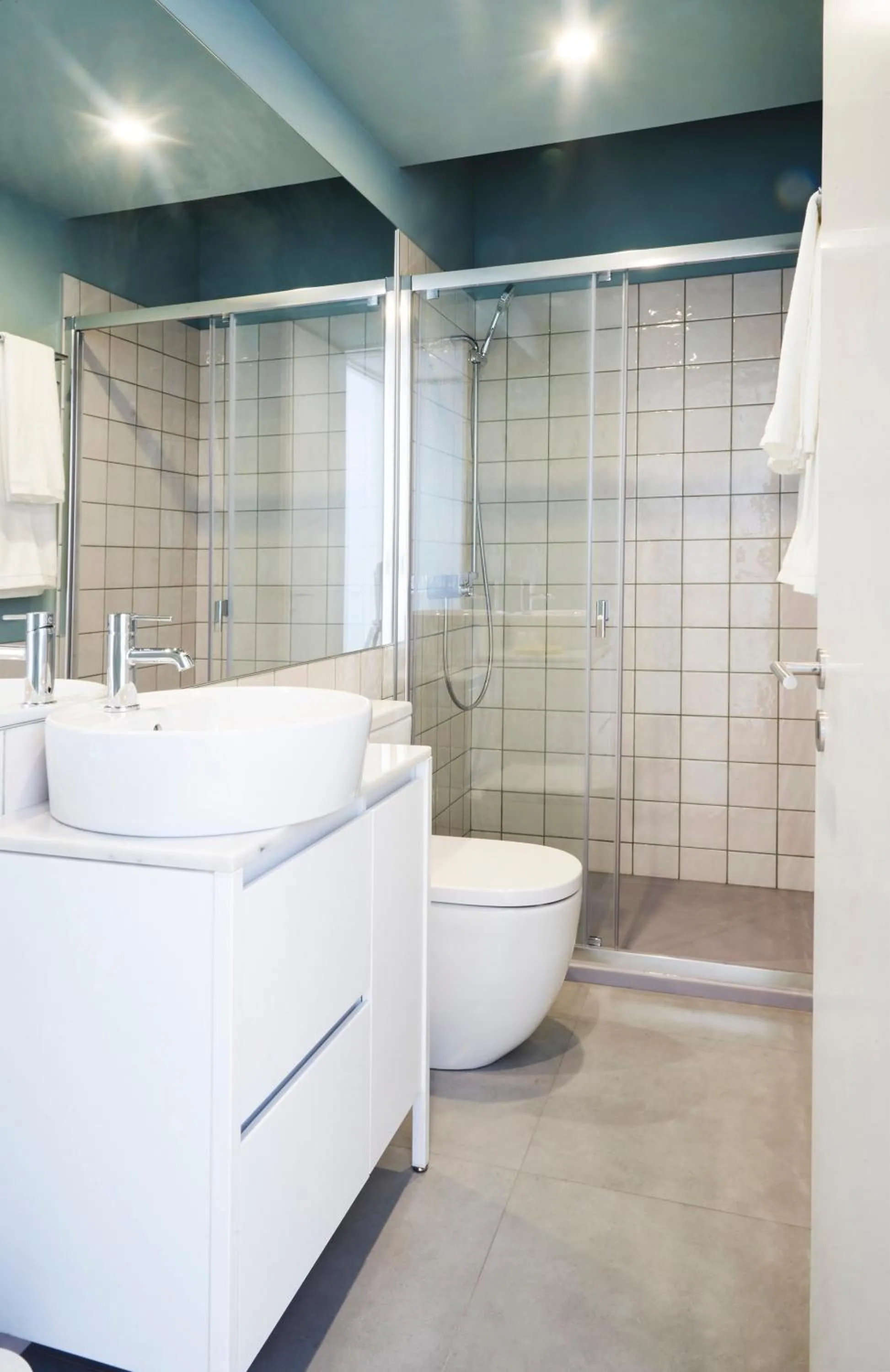 Shower in Pause Apartments