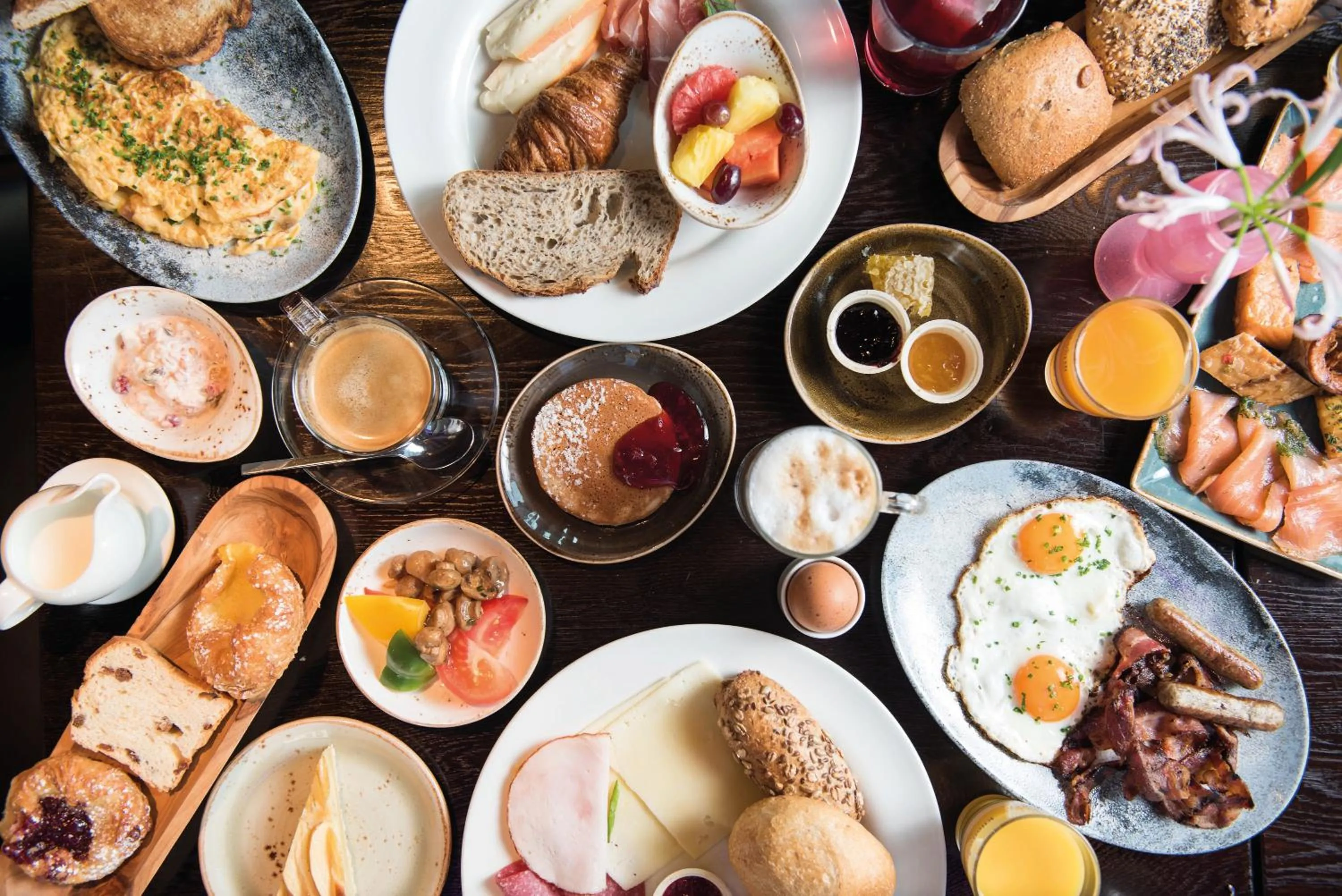 Food and drinks in Empire Riverside Hotel