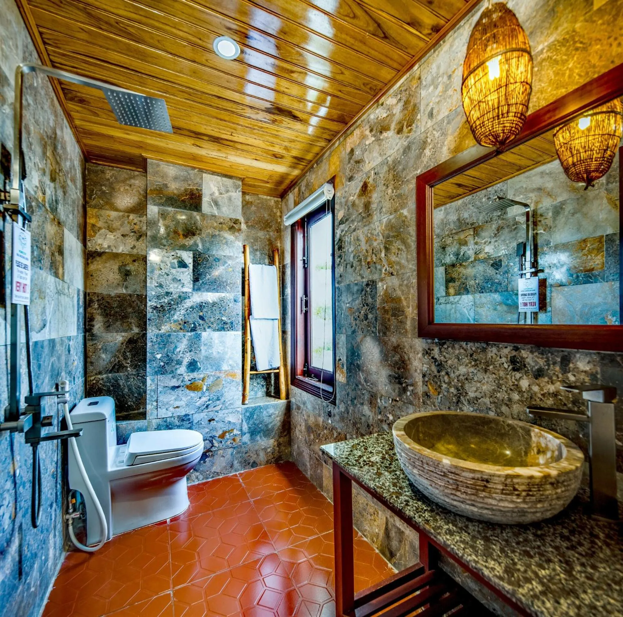 Bathroom in AnBang Morning Glory Beach Homestay 호이안 안방비치 숙소호텔