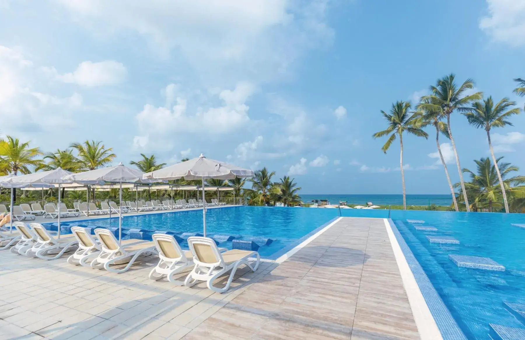 Swimming pool in Riu Sri Lanka All Inclusive Swimming pool in Riu Sri Lanka All Inclusive