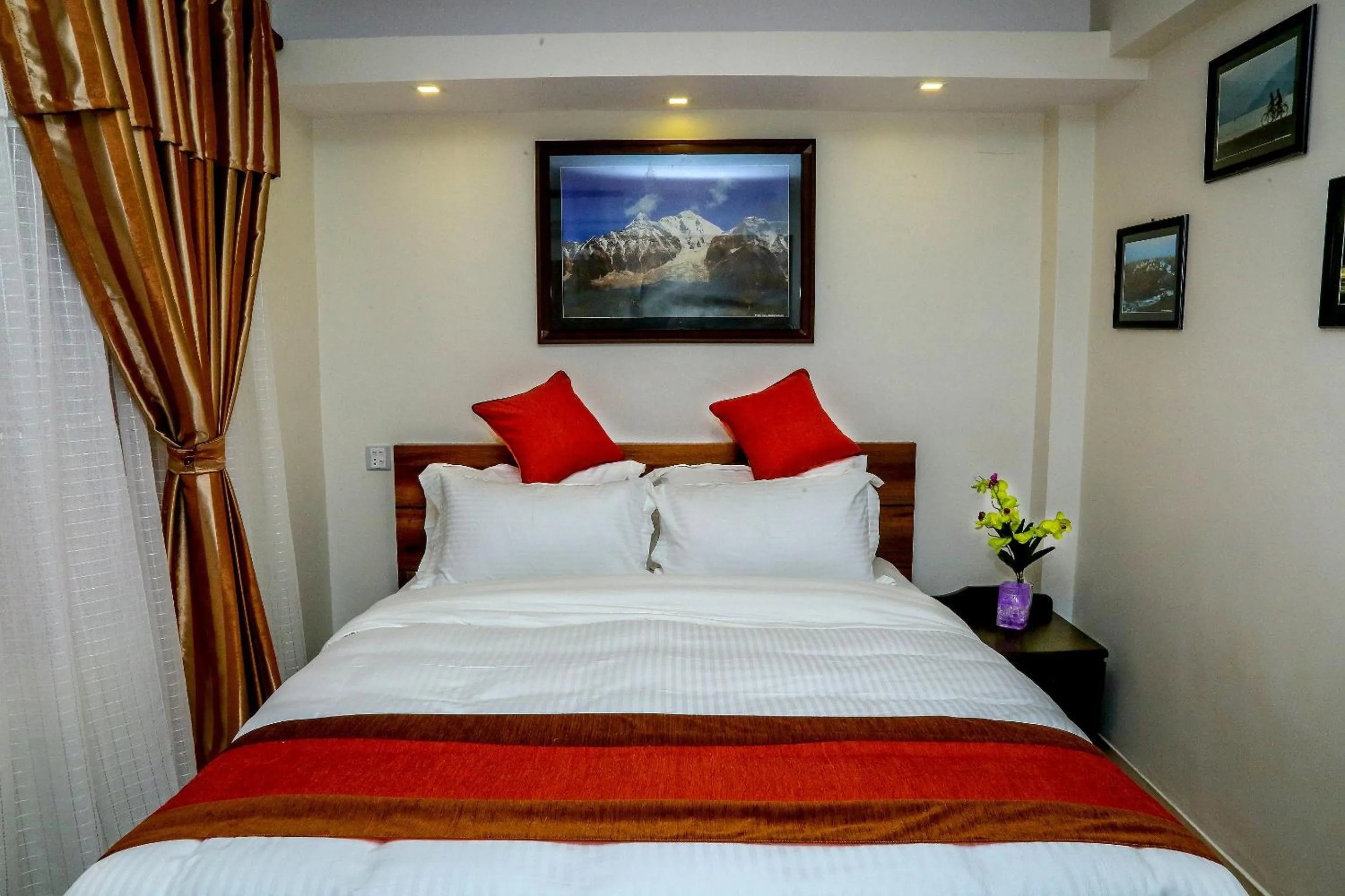 Photo of the whole room, Bed in Hotel Himalayan Oasis