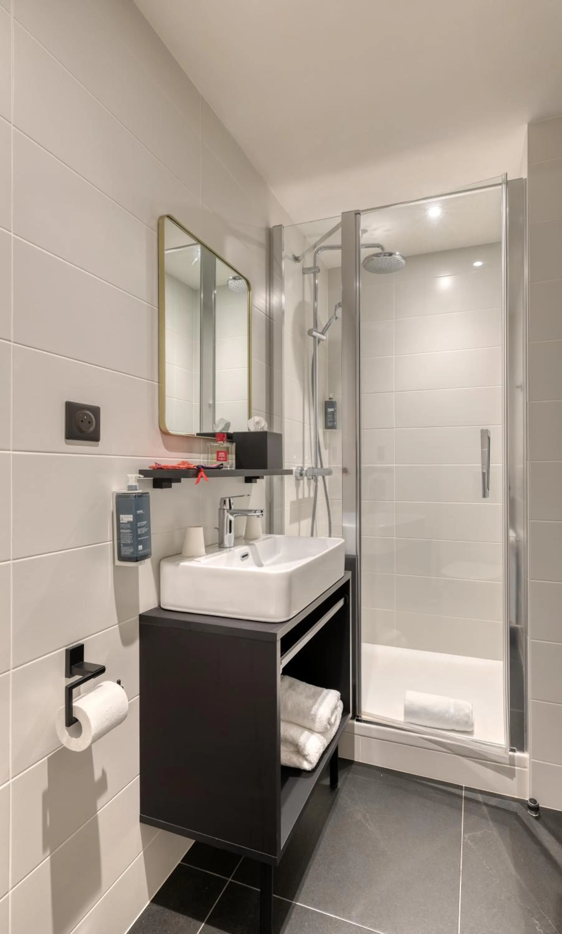 Bathroom in Brit Hotel Les Voyageurs