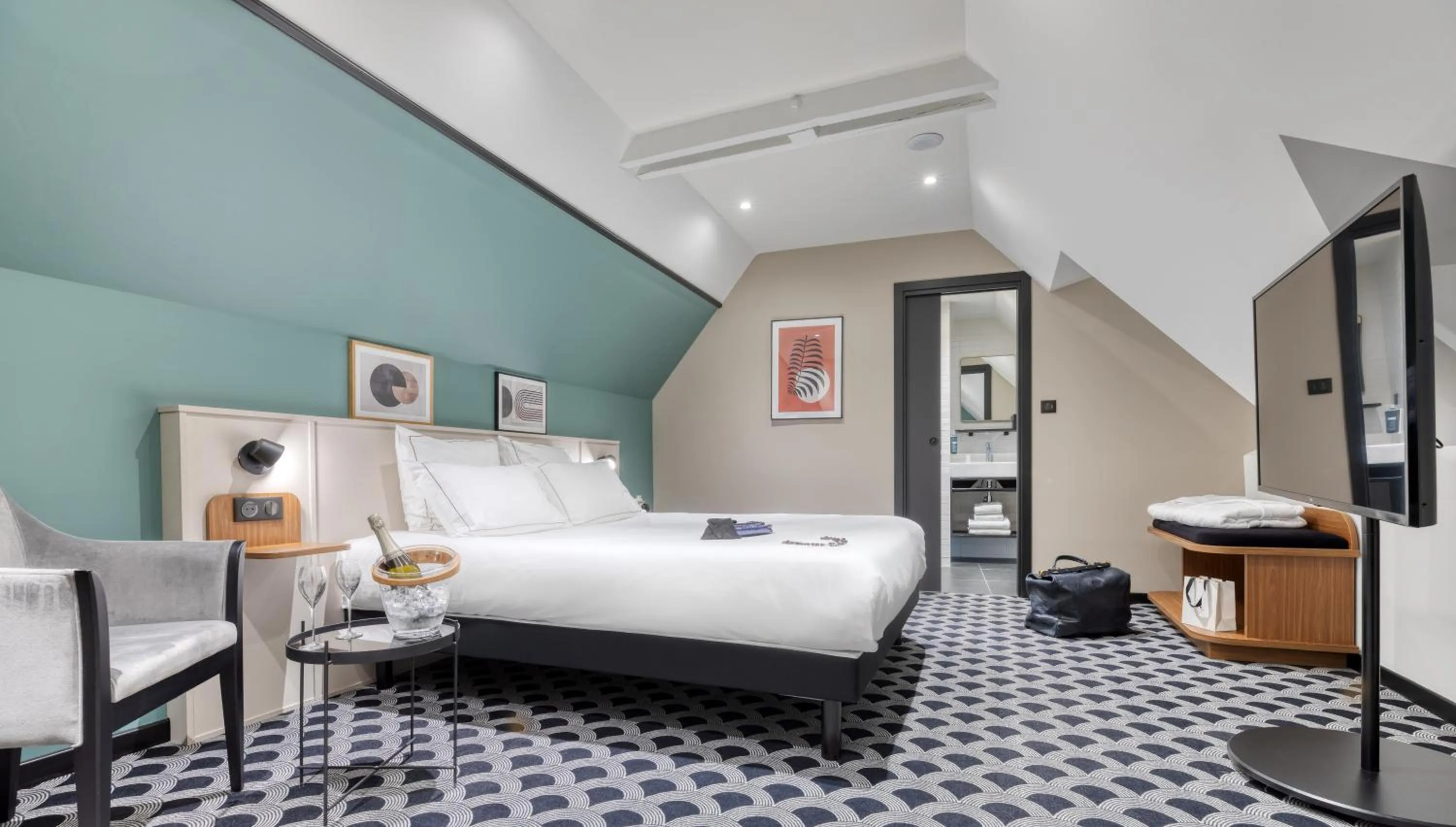 Photo of the whole room, Bed in Brit Hotel Les Voyageurs