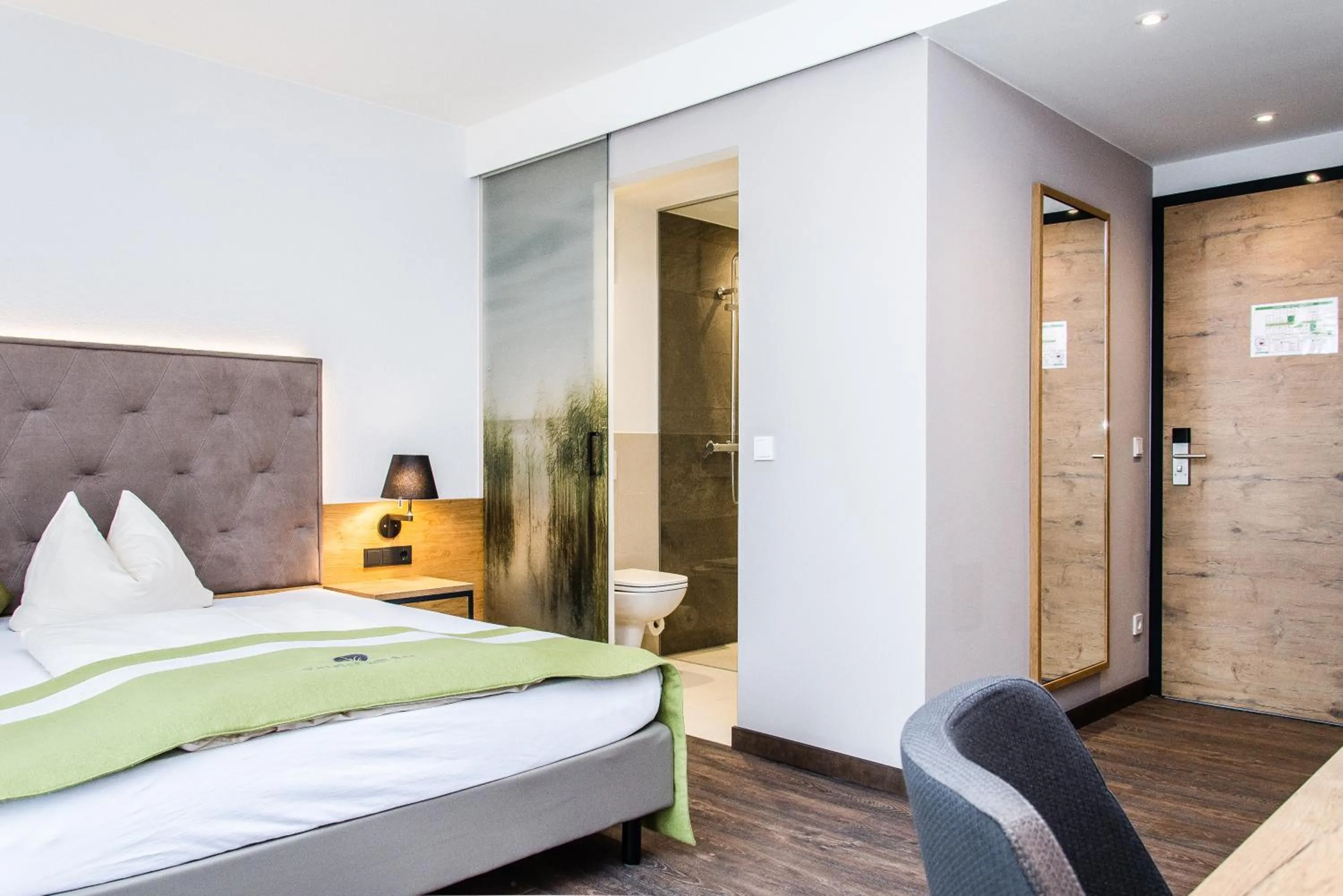 Bathroom, Bed in Gasthaus Forster am See - Eching bei Landshut