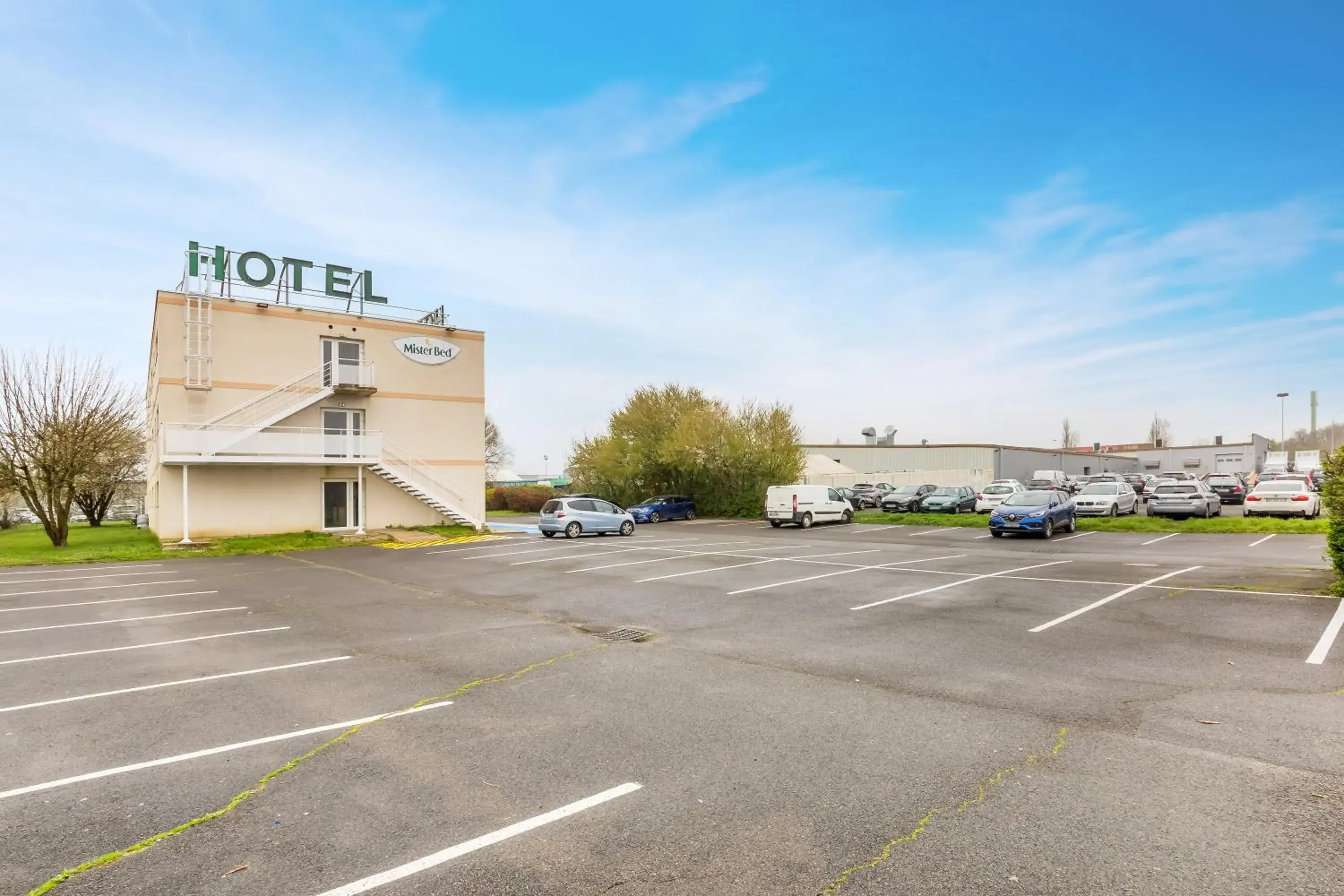 Property building in Mister Bed Chambray Les Tours Property building in Mister Bed Chambray Les Tours