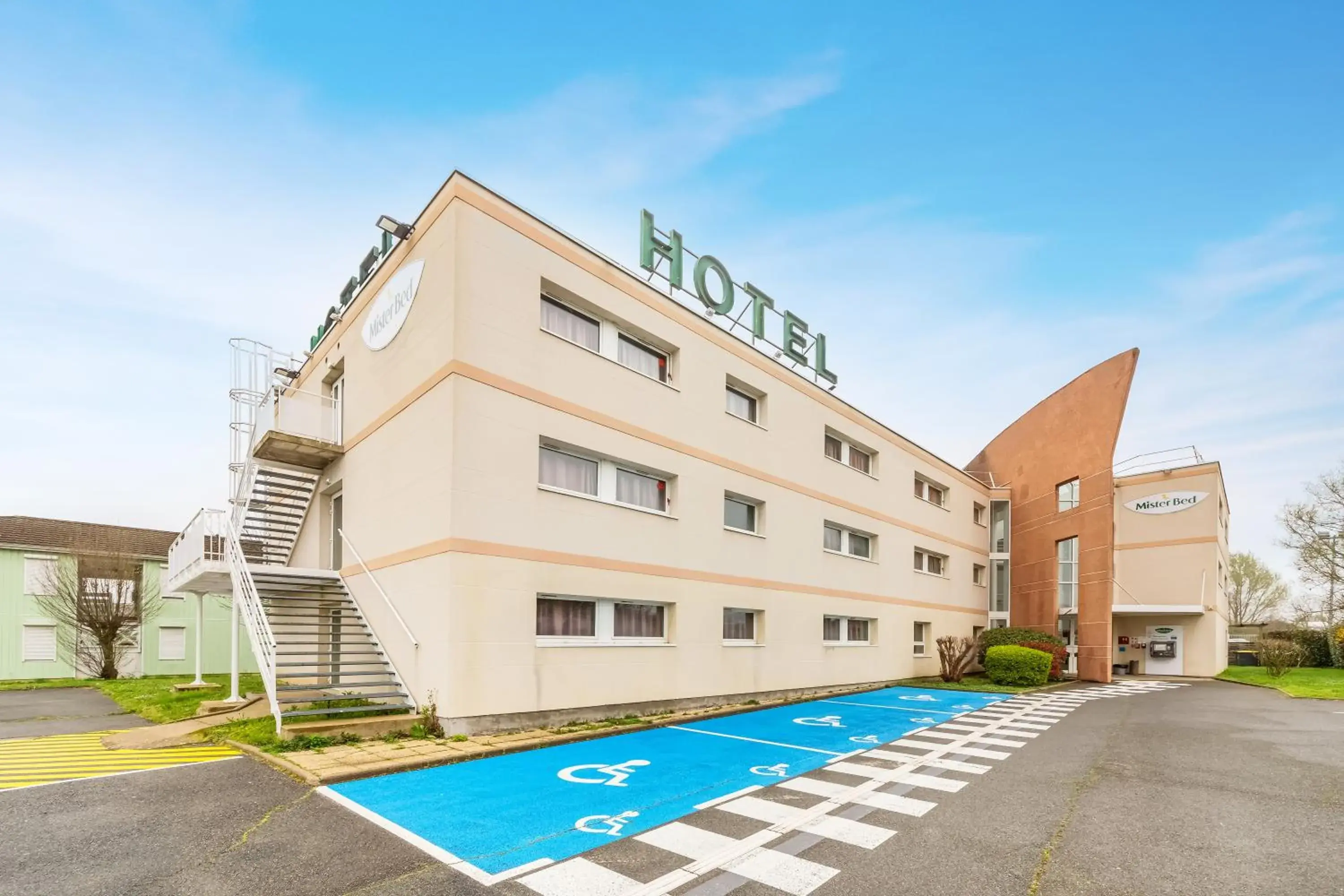 Property building in Mister Bed Chambray Les Tours Property building in Mister Bed Chambray Les Tours