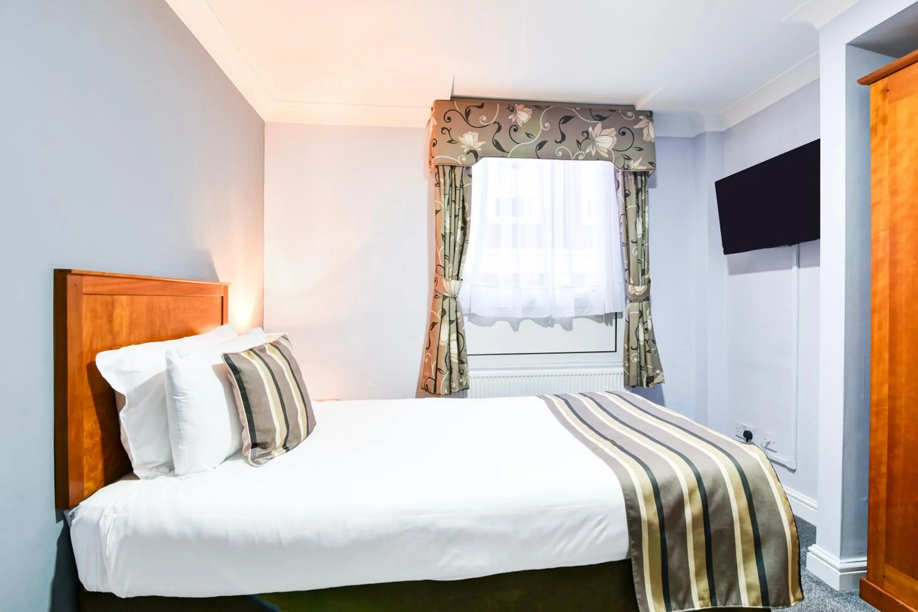 Bedroom, Bed in Aston Court Derby City Centre by Belvilla