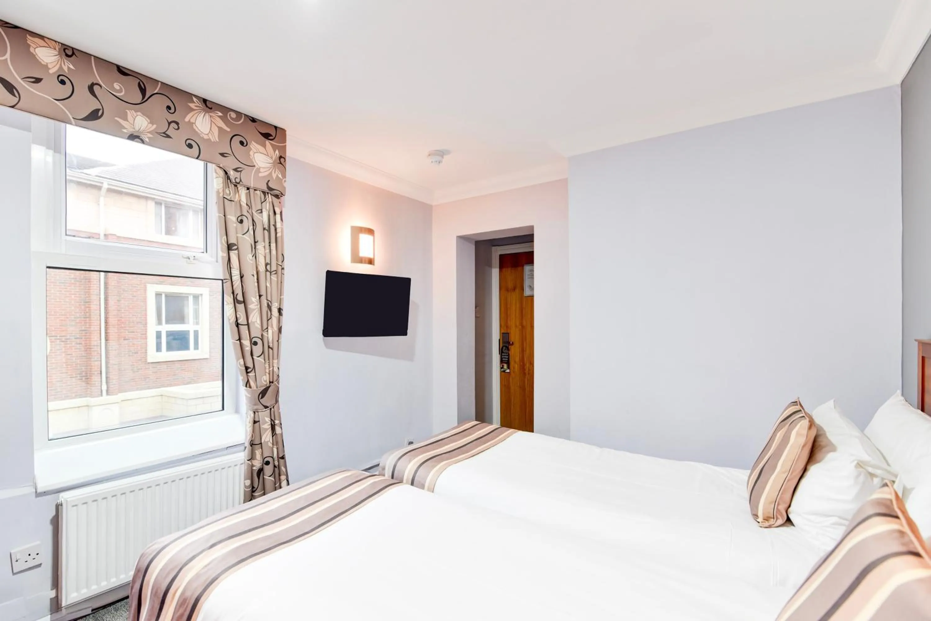 Bedroom, Bed in Aston Court Derby City Centre by Belvilla