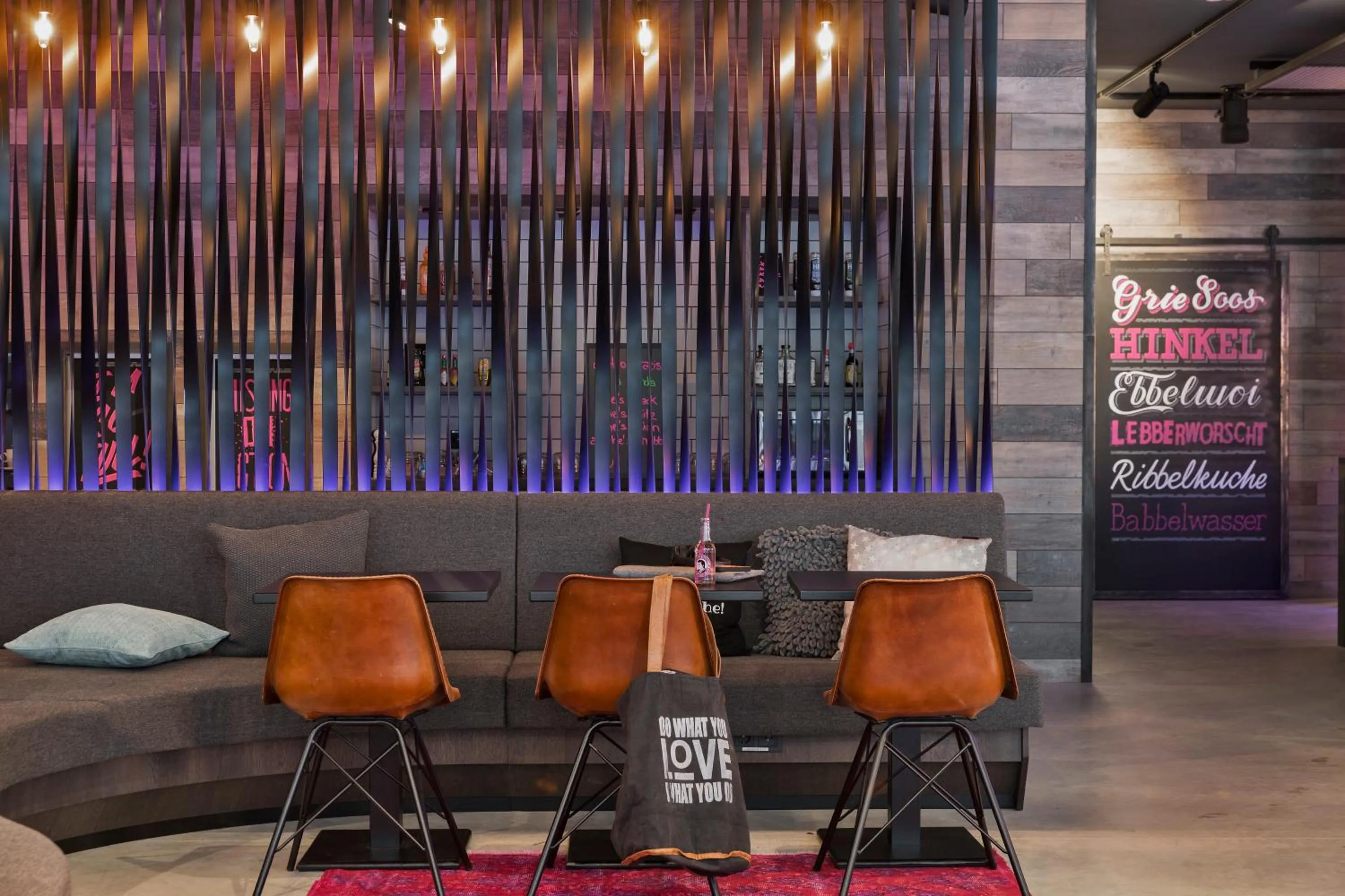 Lounge or bar in MOXY Frankfurt East