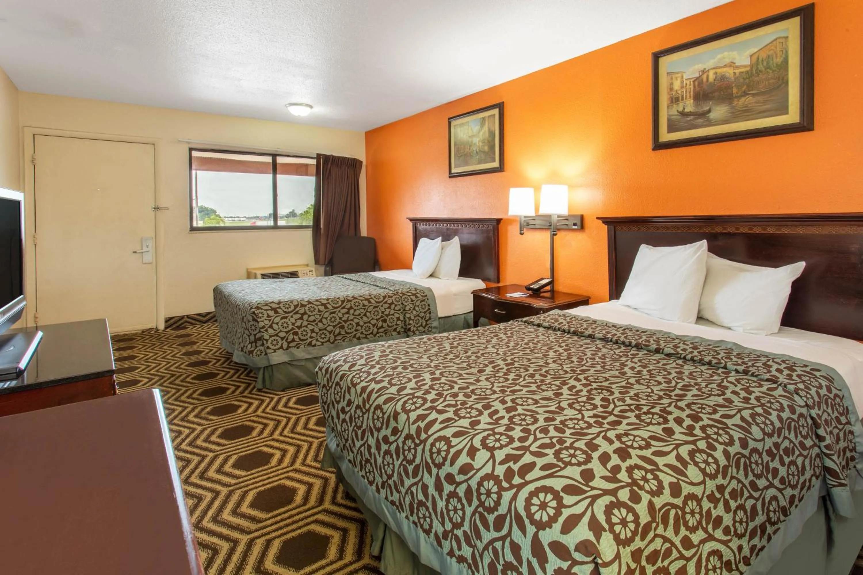 Bed in Travelodge by Wyndham South Holland