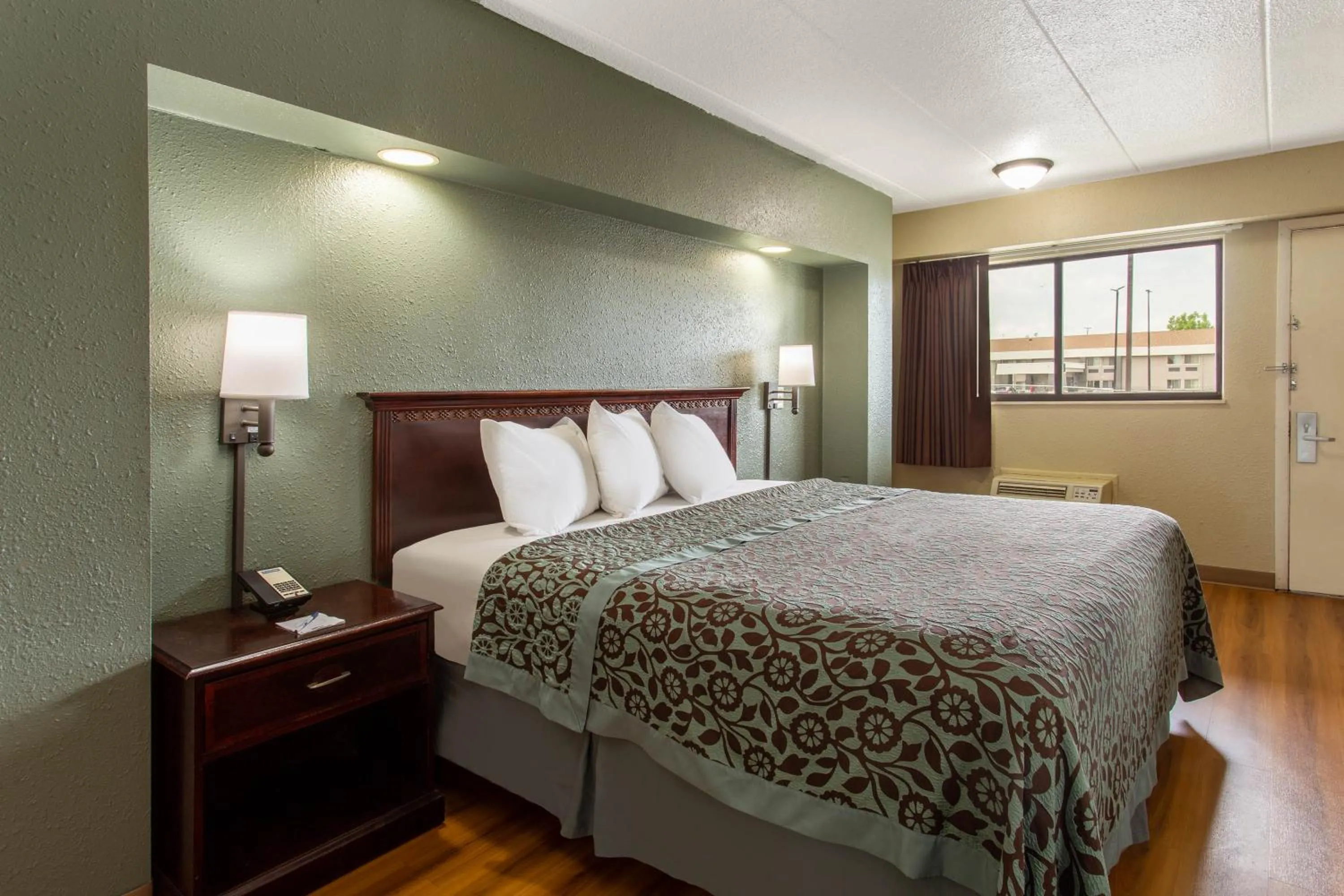 Bed in Travelodge by Wyndham South Holland