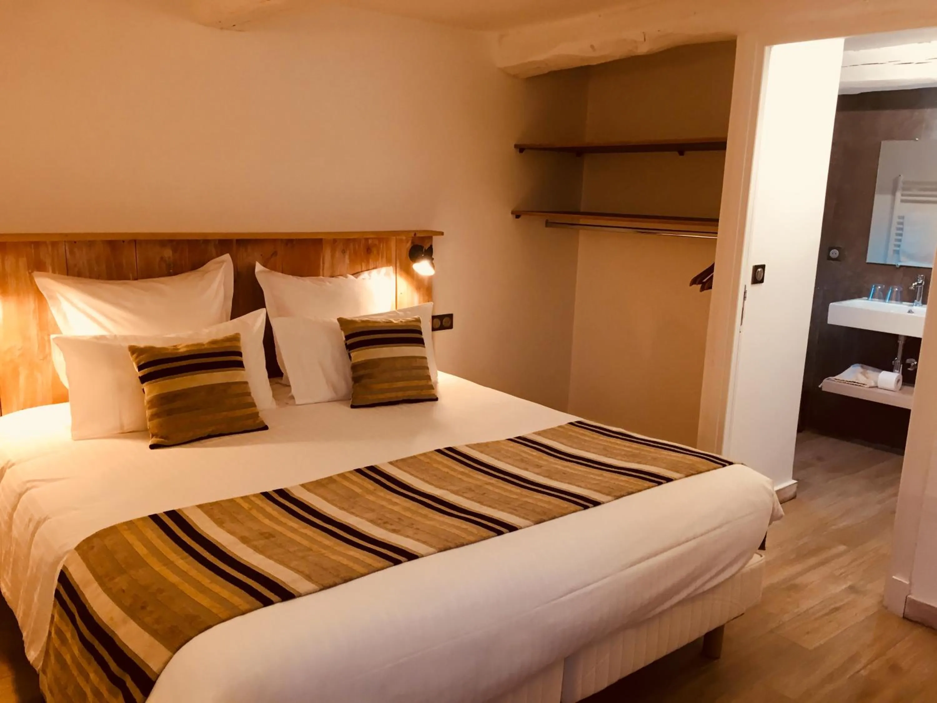 Photo of the whole room, Bed in Auberge Quintessence