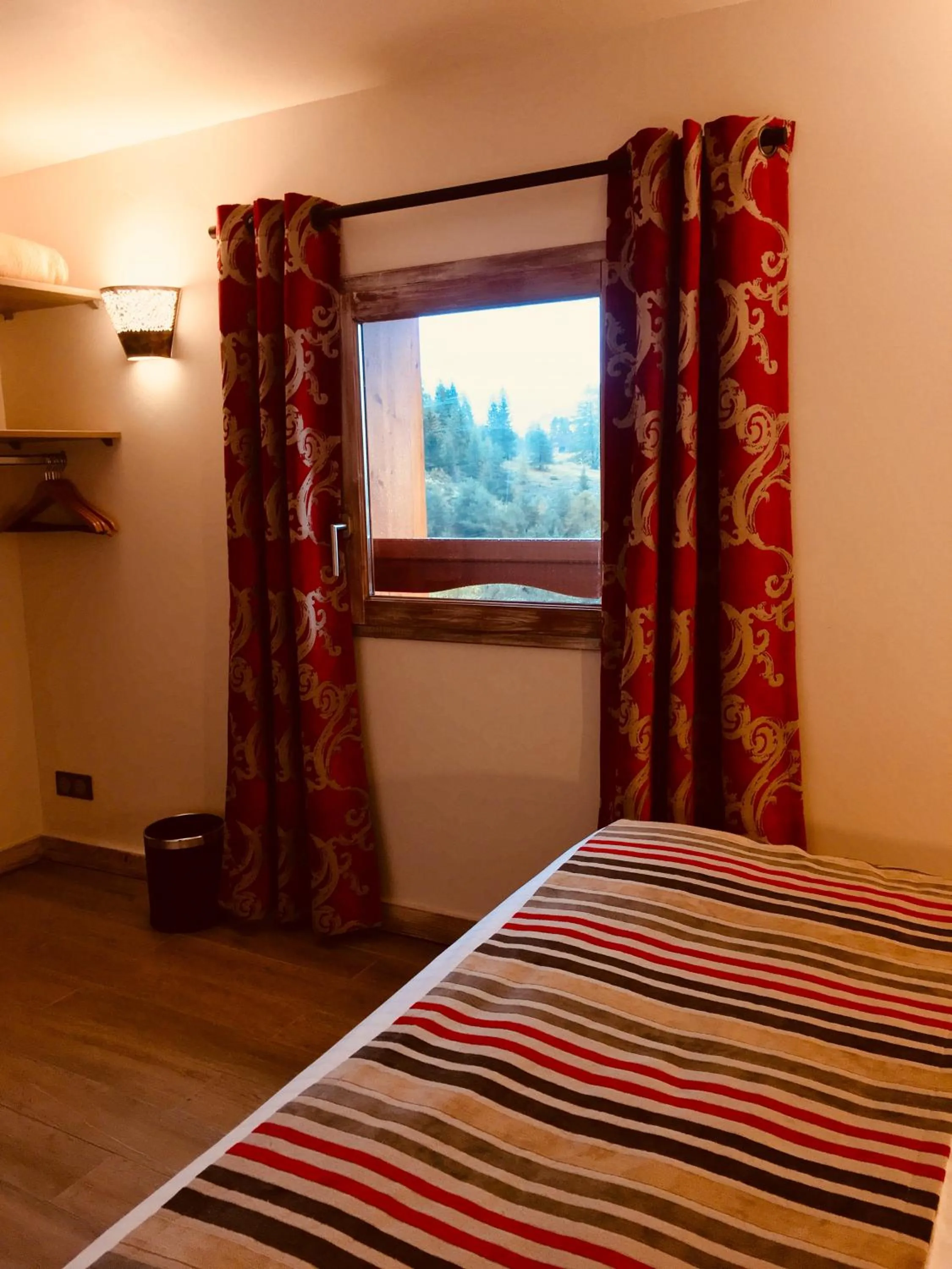 Photo of the whole room, Bed in Auberge Quintessence