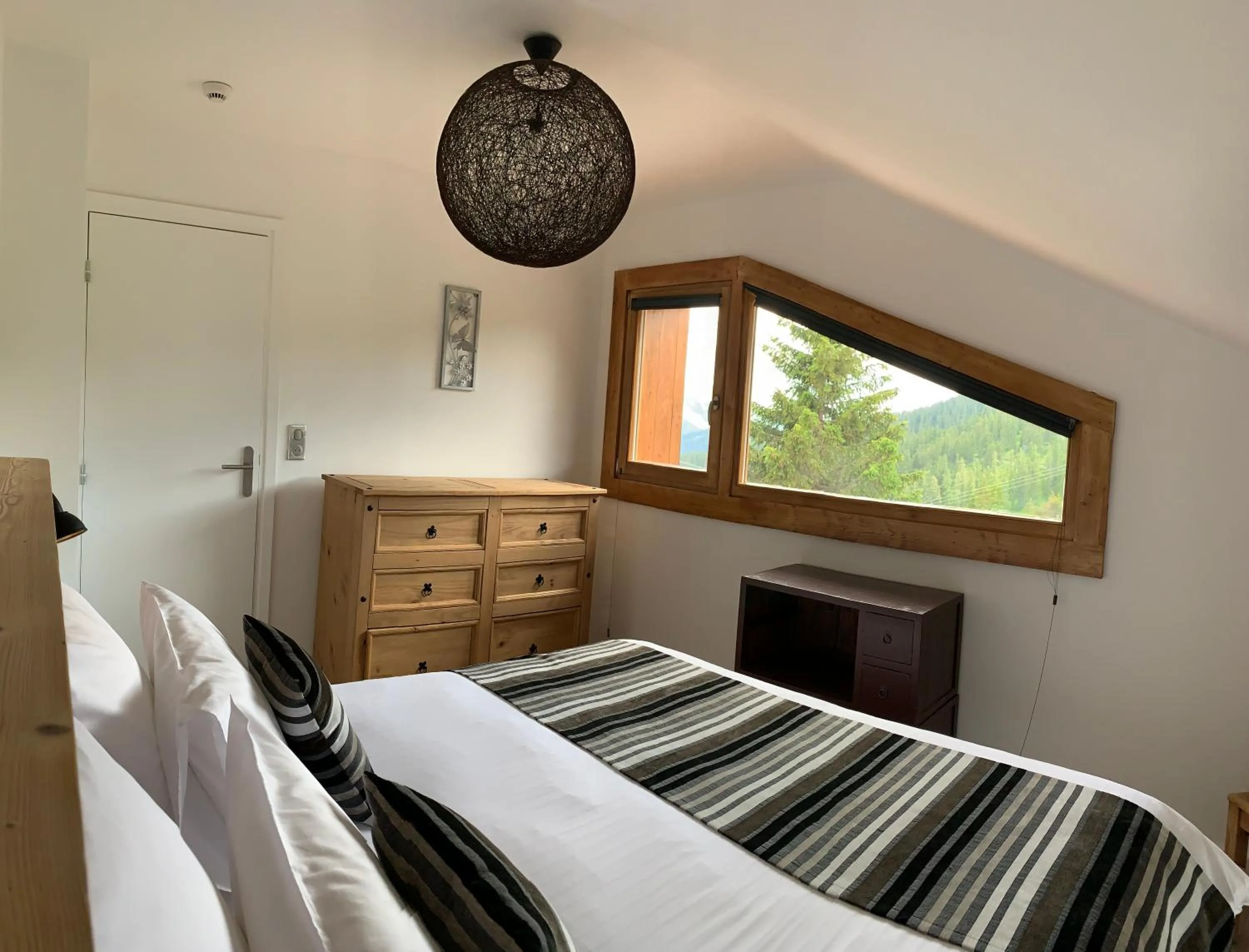 Photo of the whole room, Bed in Auberge Quintessence