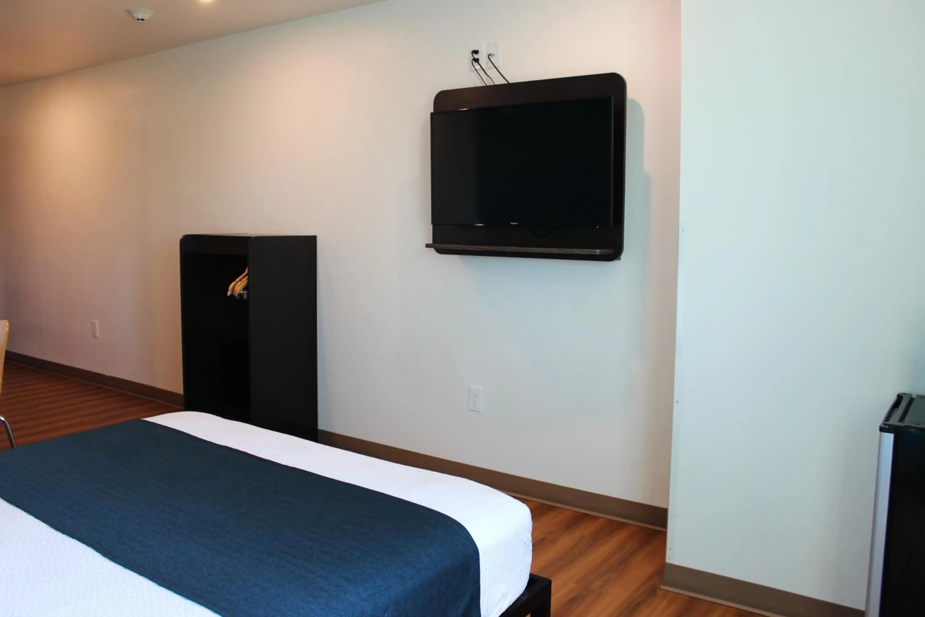 Photo of the whole room, Bed in Motel 6 Rexburg, ID