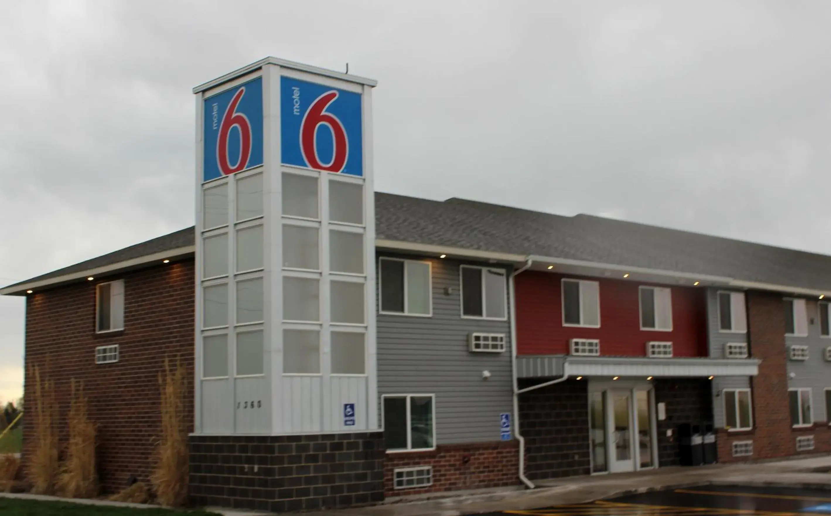 Property building in Motel 6 Rexburg, ID Property building in Motel 6 Rexburg, ID