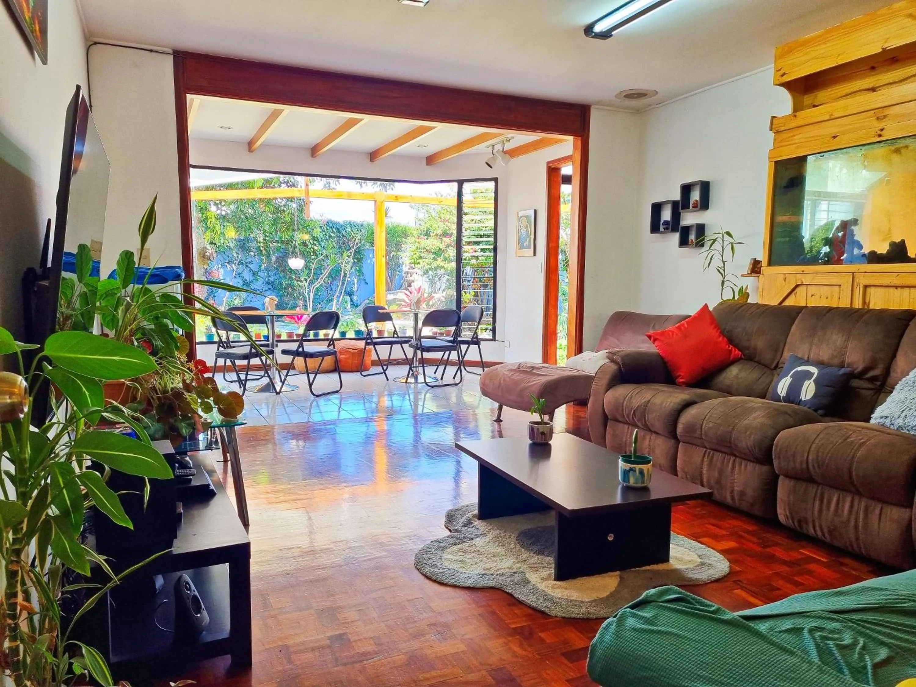 Communal lounge/ TV room in Casa Jardin del Mango