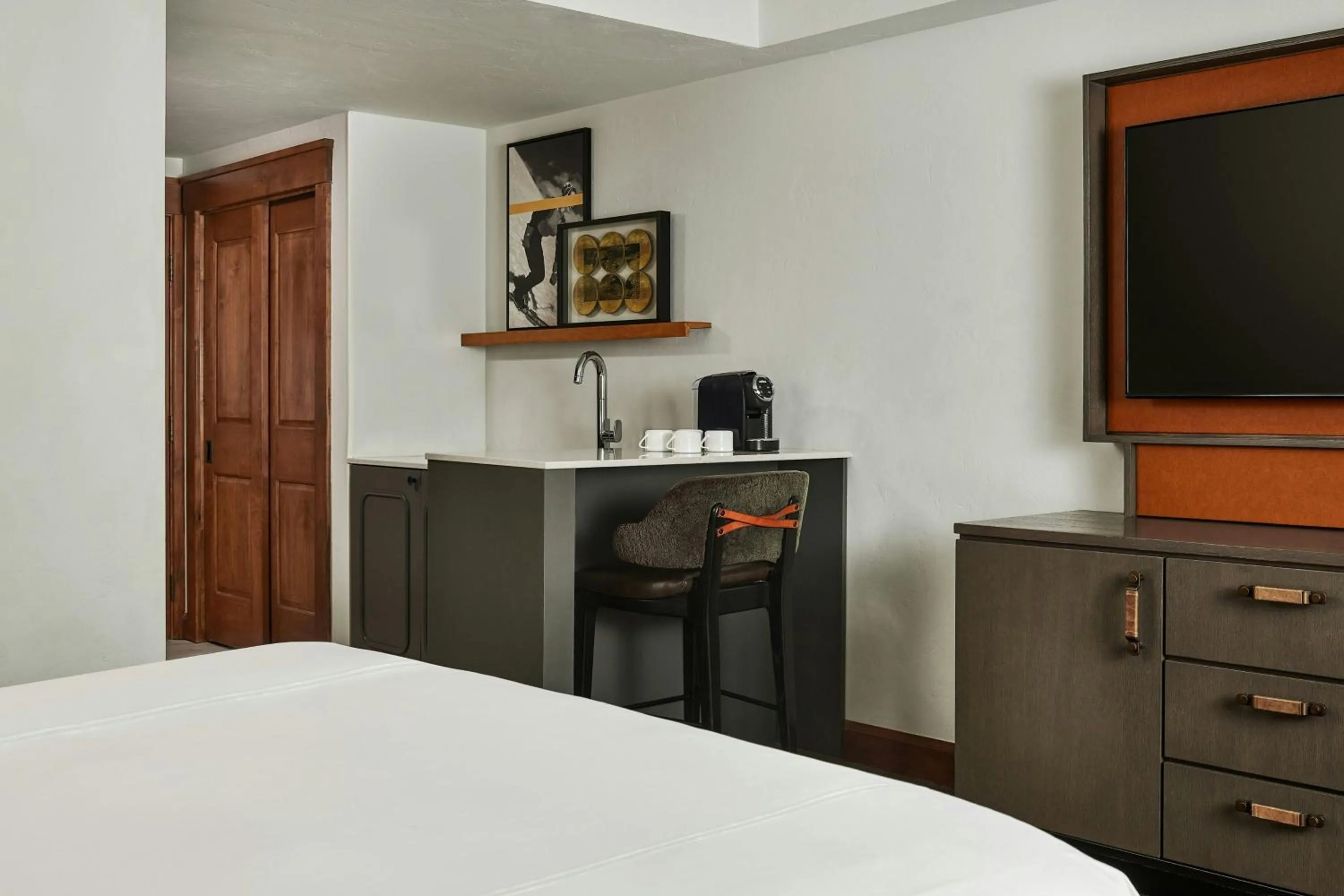 Lounge or bar, Bed in The Hythe, a Luxury Collection Resort, Vail
