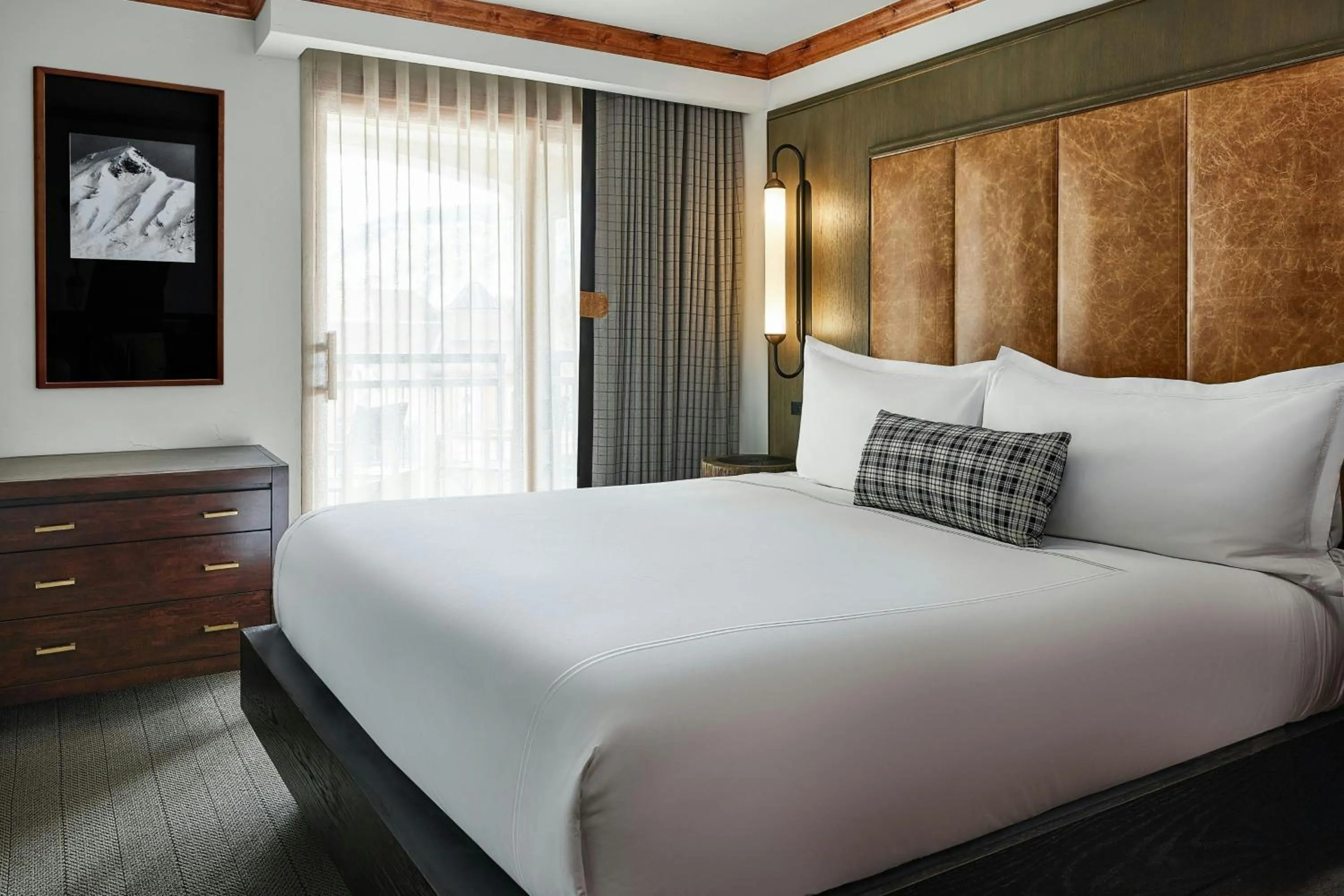 Bedroom, Bed in The Hythe, a Luxury Collection Resort, Vail